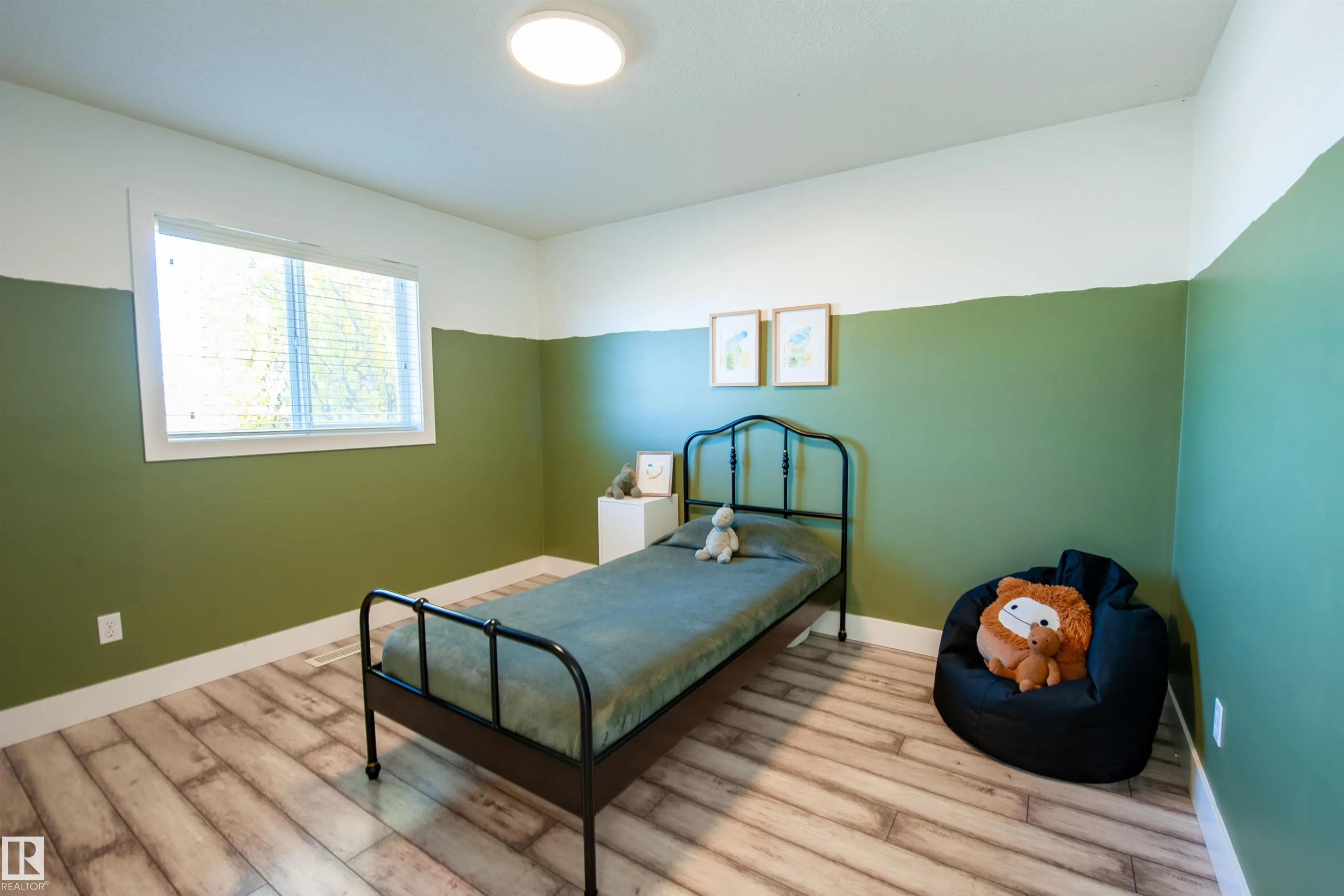 73 SUNFLOWER Crescent