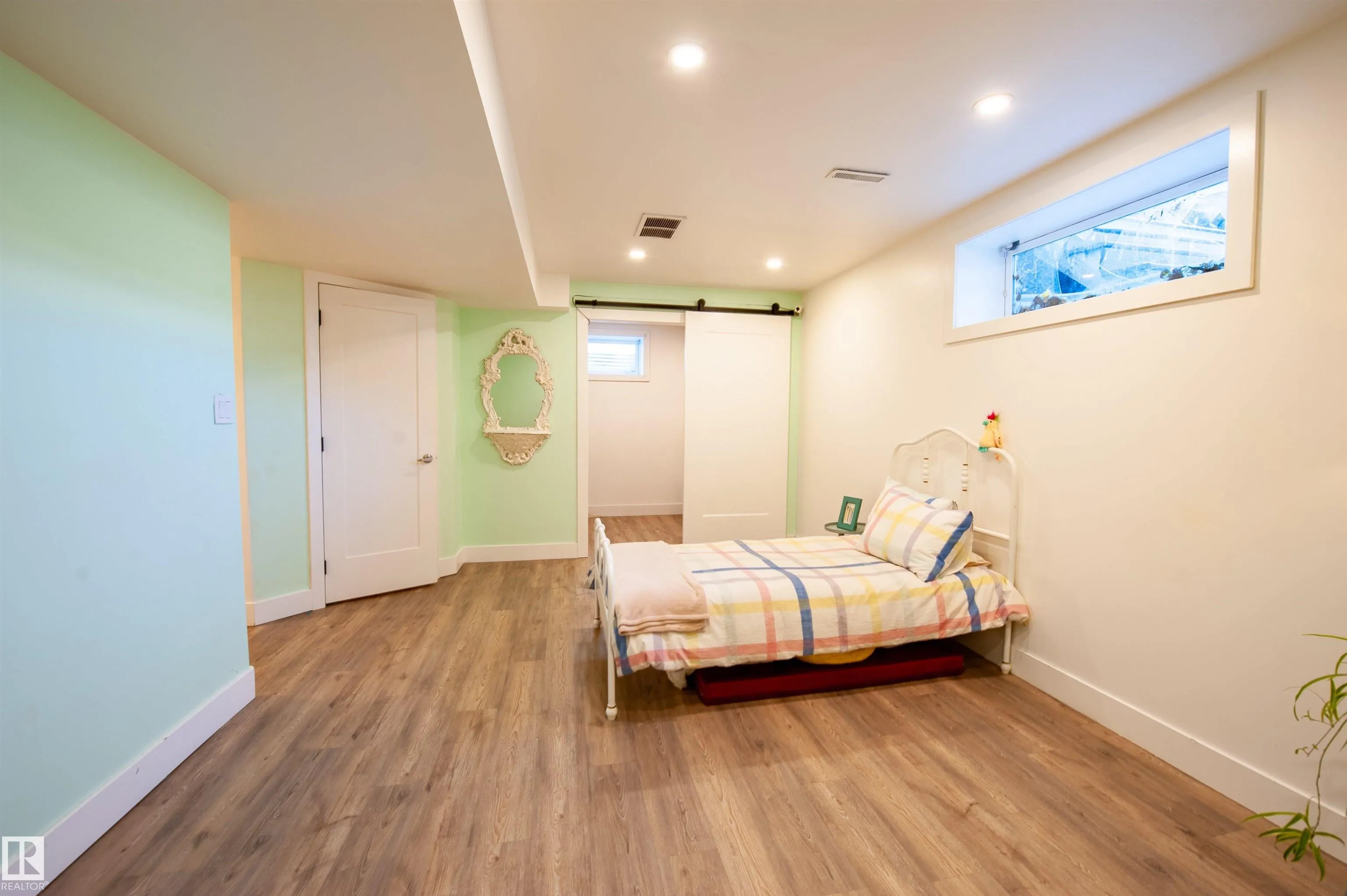 73 SUNFLOWER Crescent