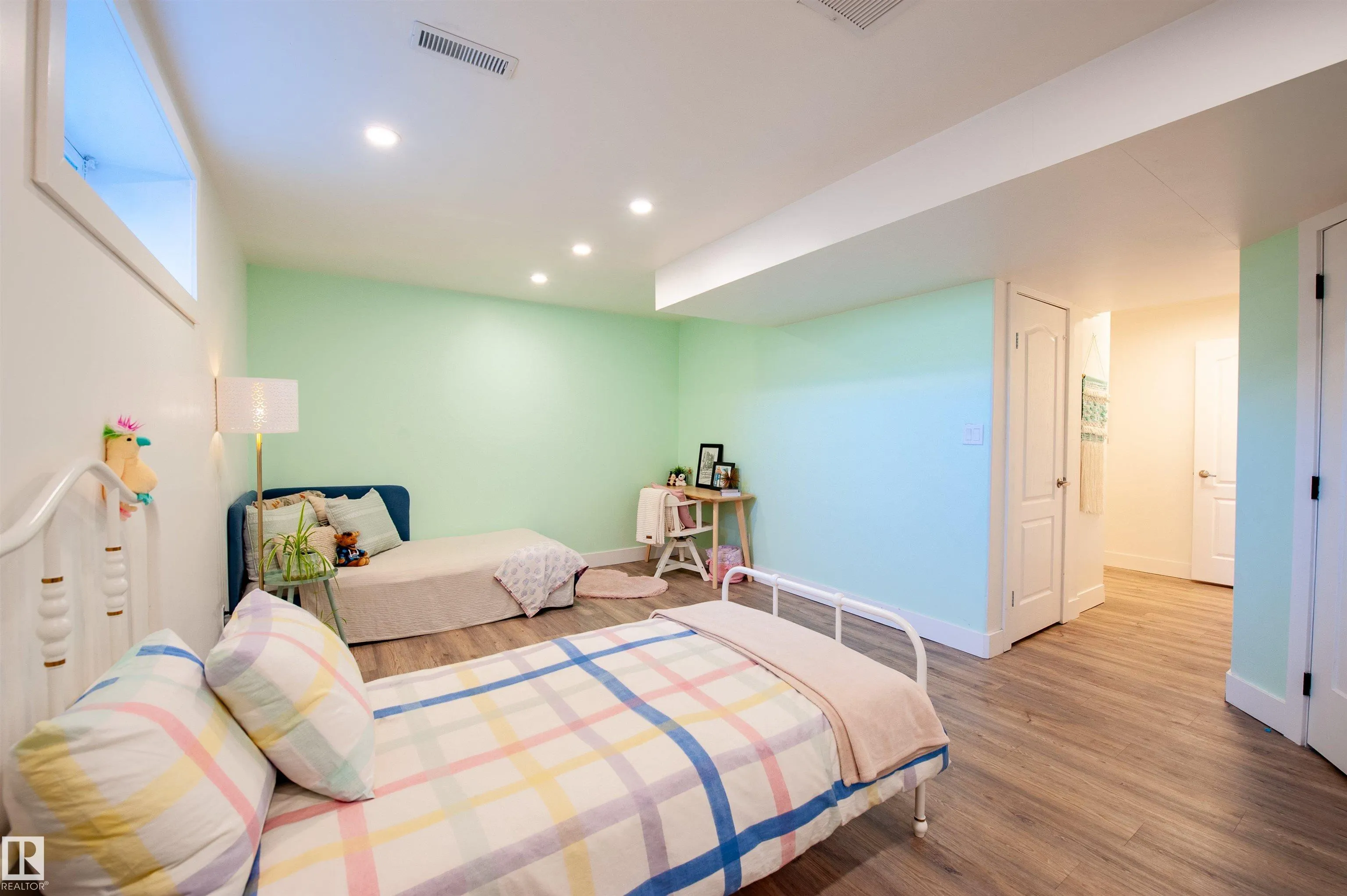 73 SUNFLOWER Crescent