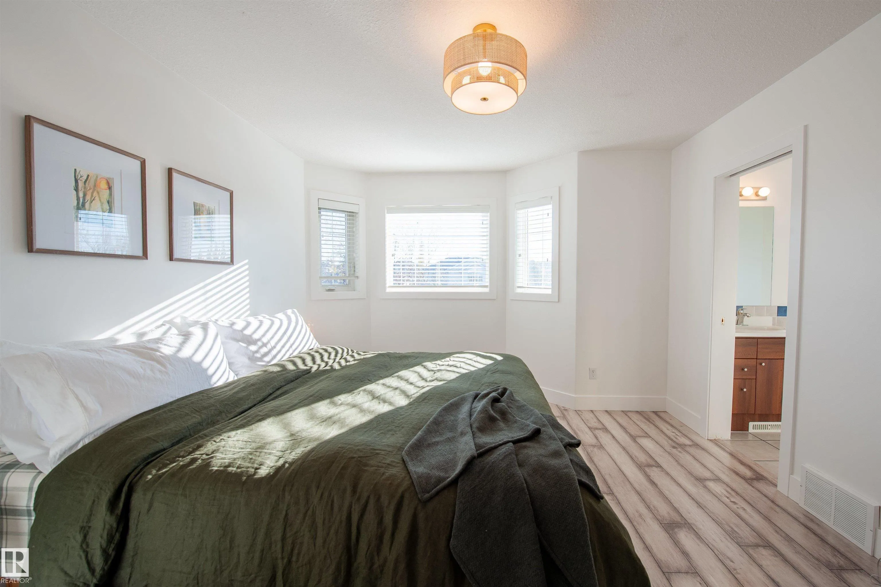 73 SUNFLOWER Crescent