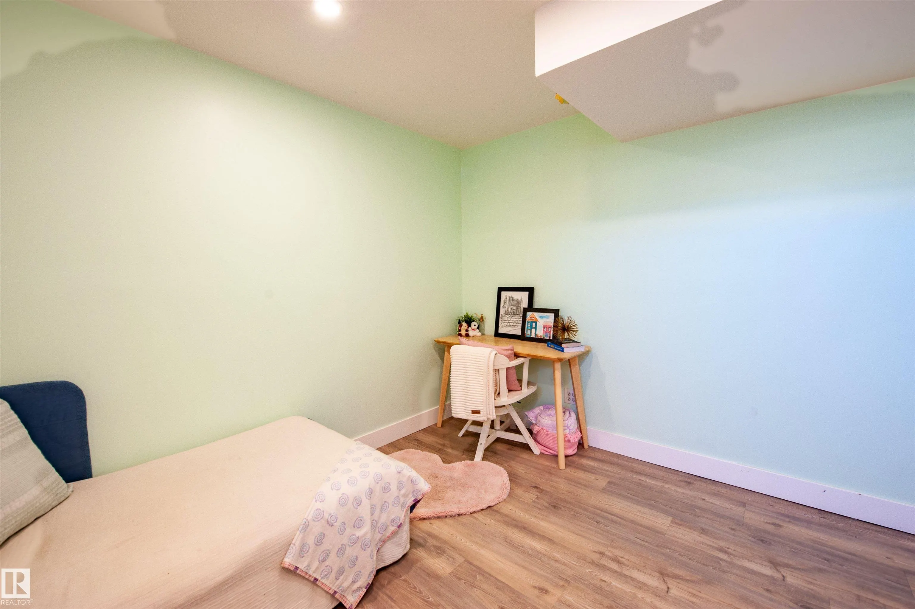 73 SUNFLOWER Crescent