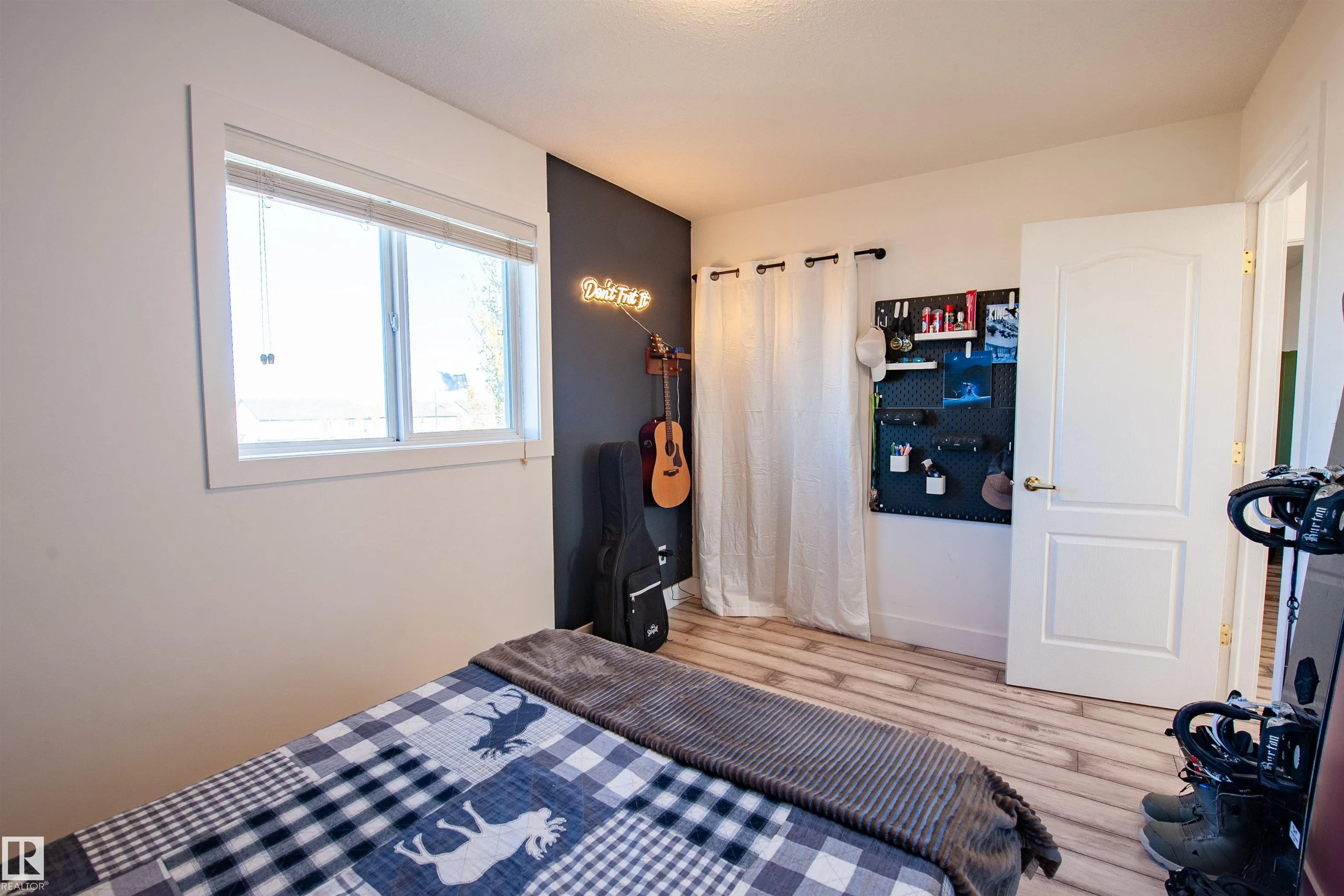 73 SUNFLOWER Crescent