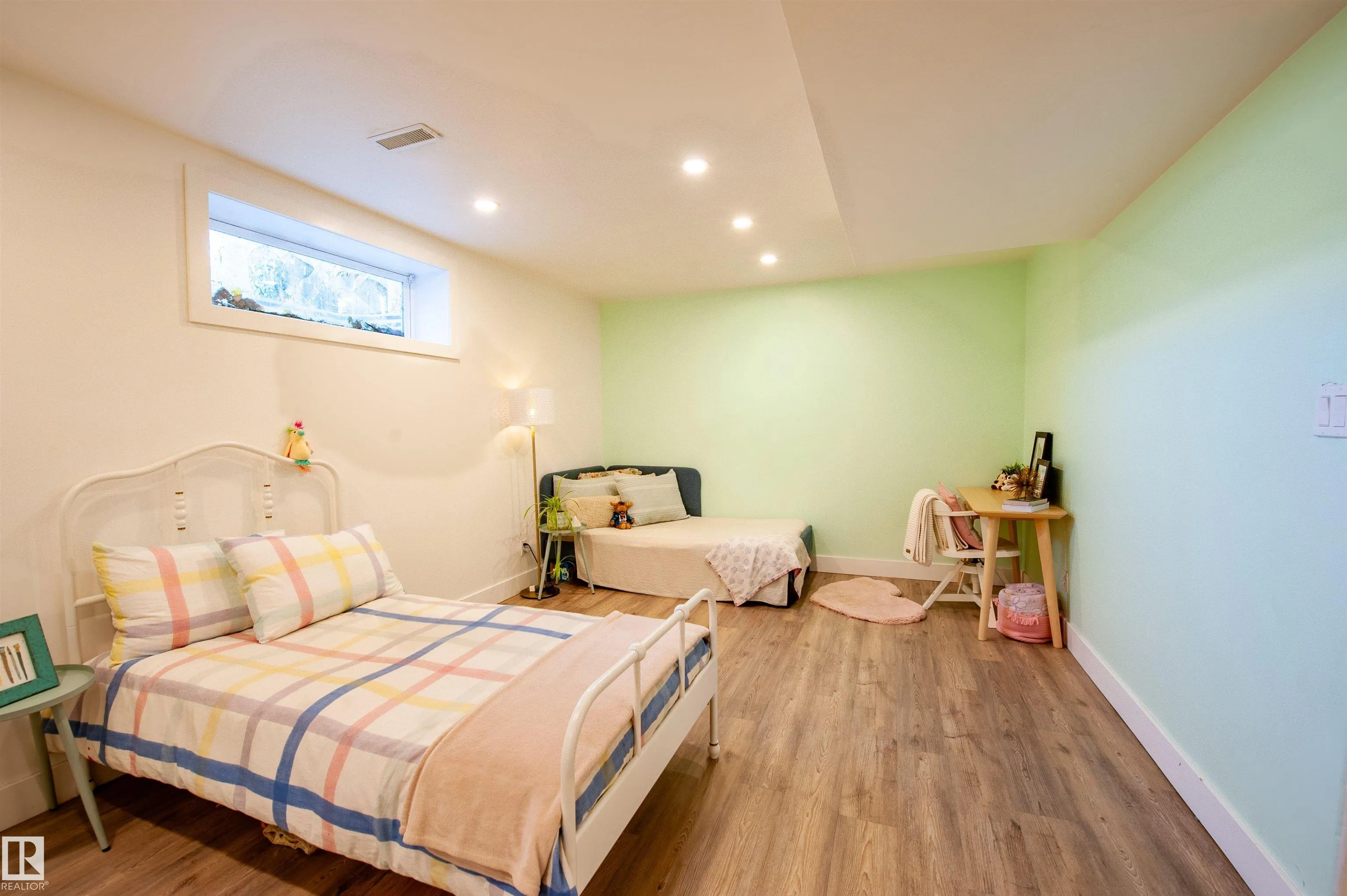 73 SUNFLOWER Crescent