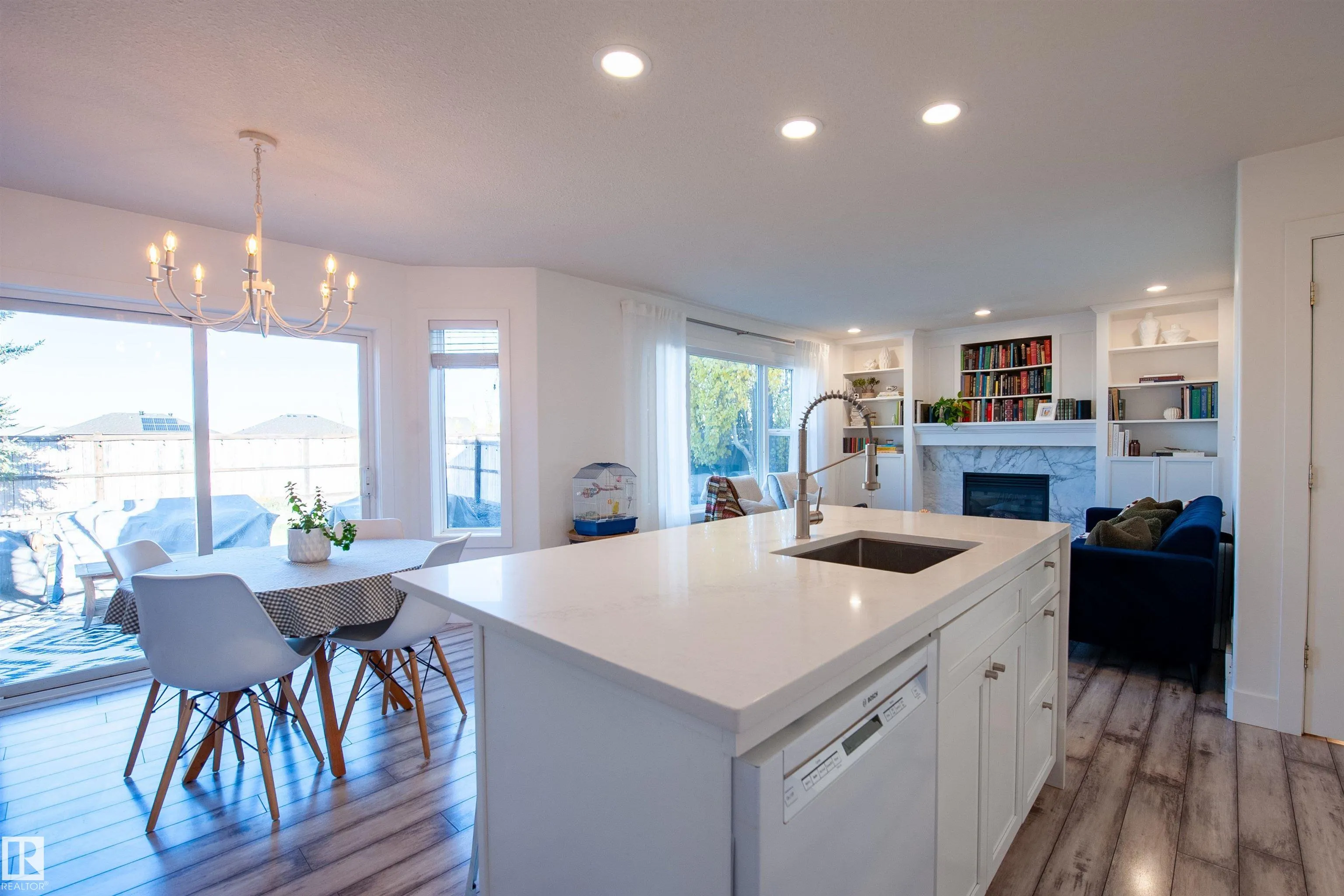 73 SUNFLOWER Crescent