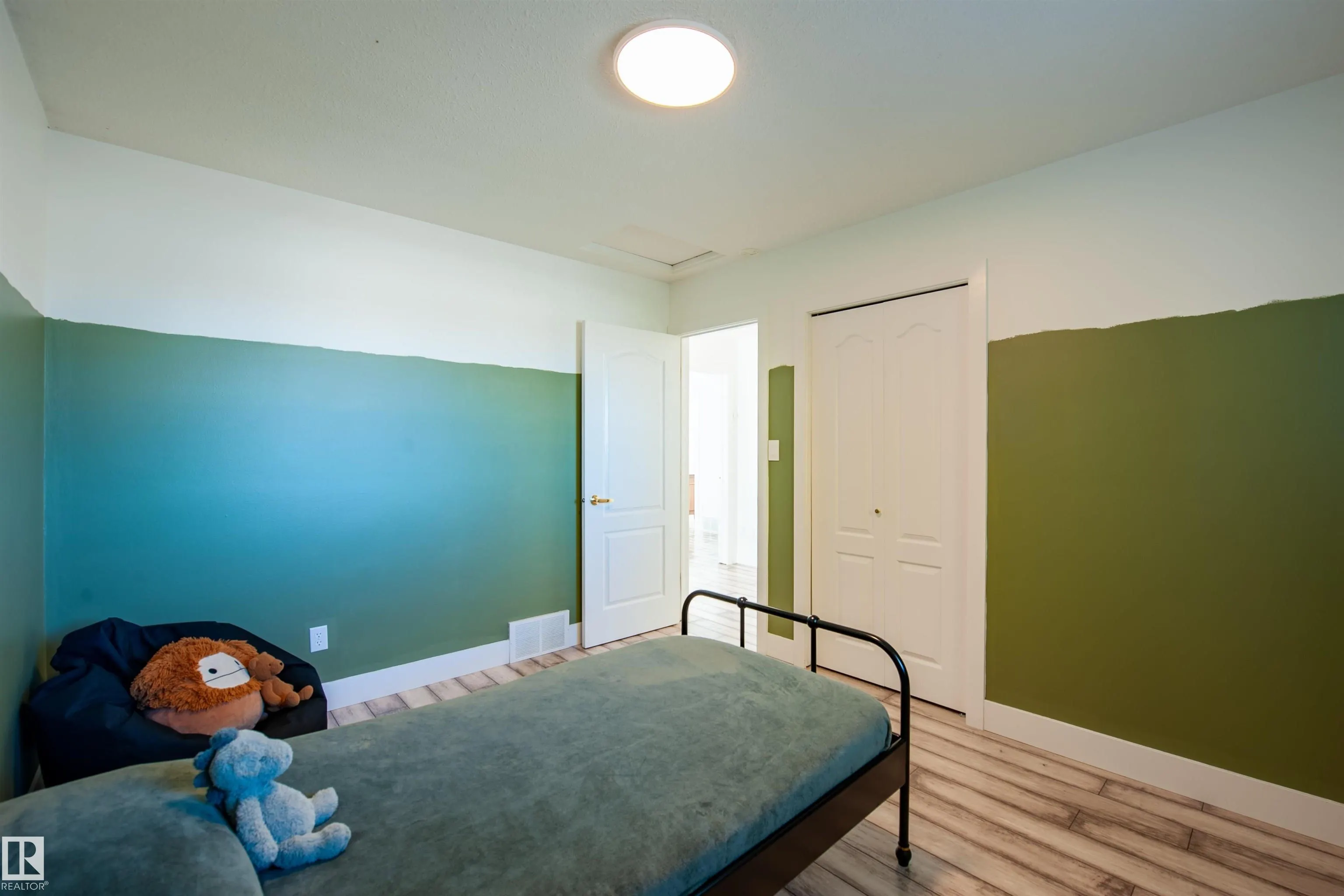 73 SUNFLOWER Crescent