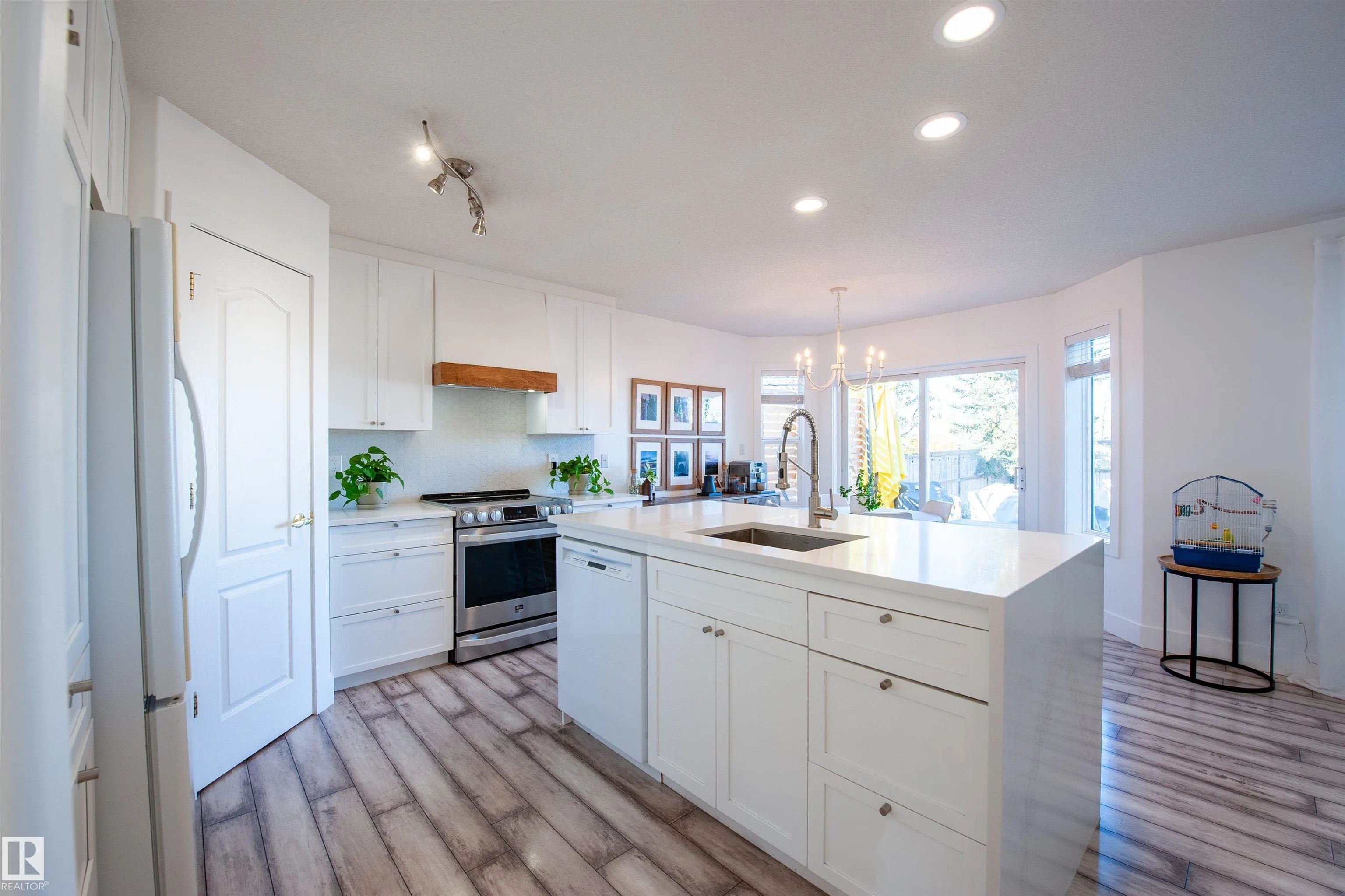 73 SUNFLOWER Crescent