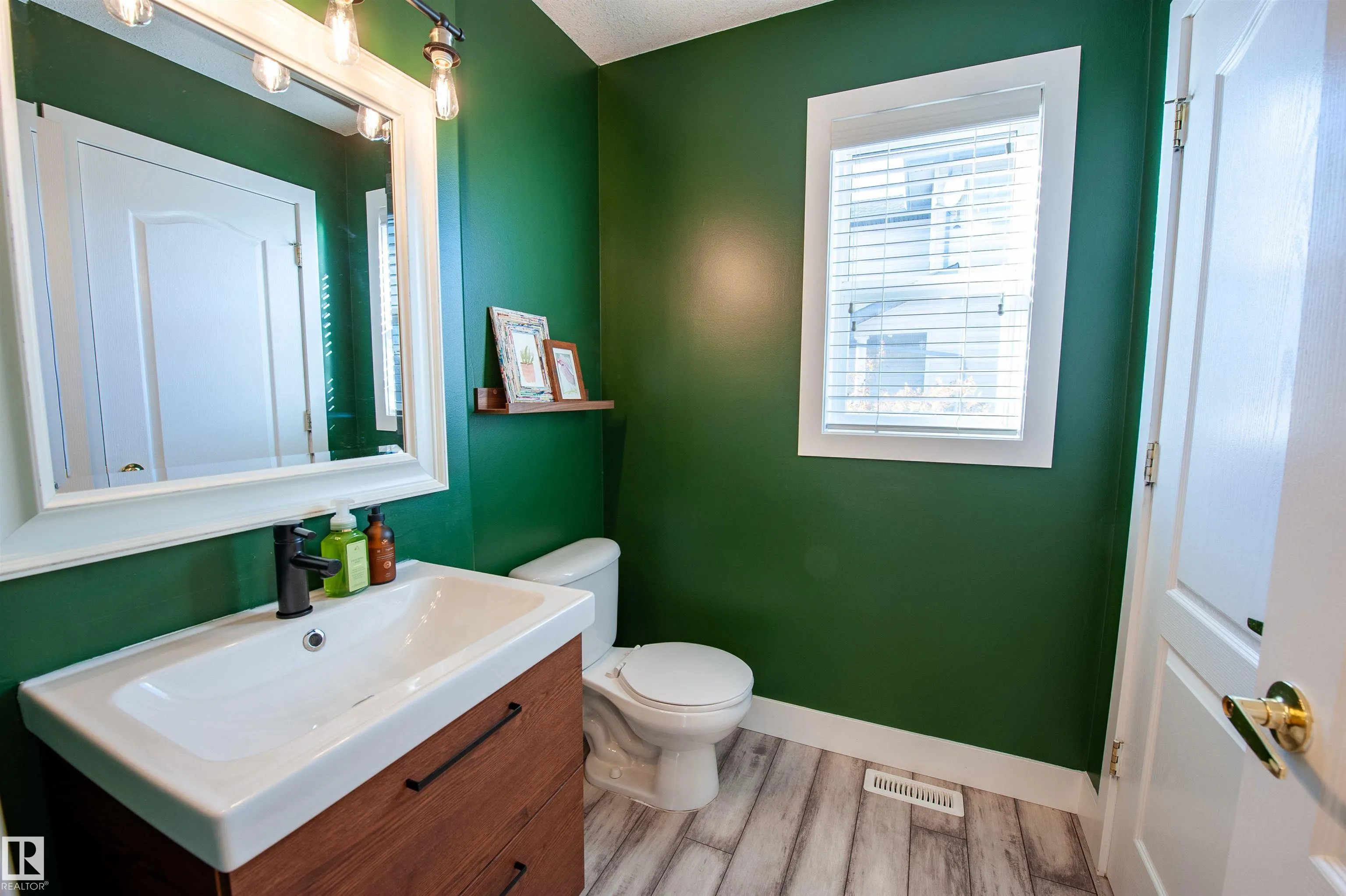 73 SUNFLOWER Crescent