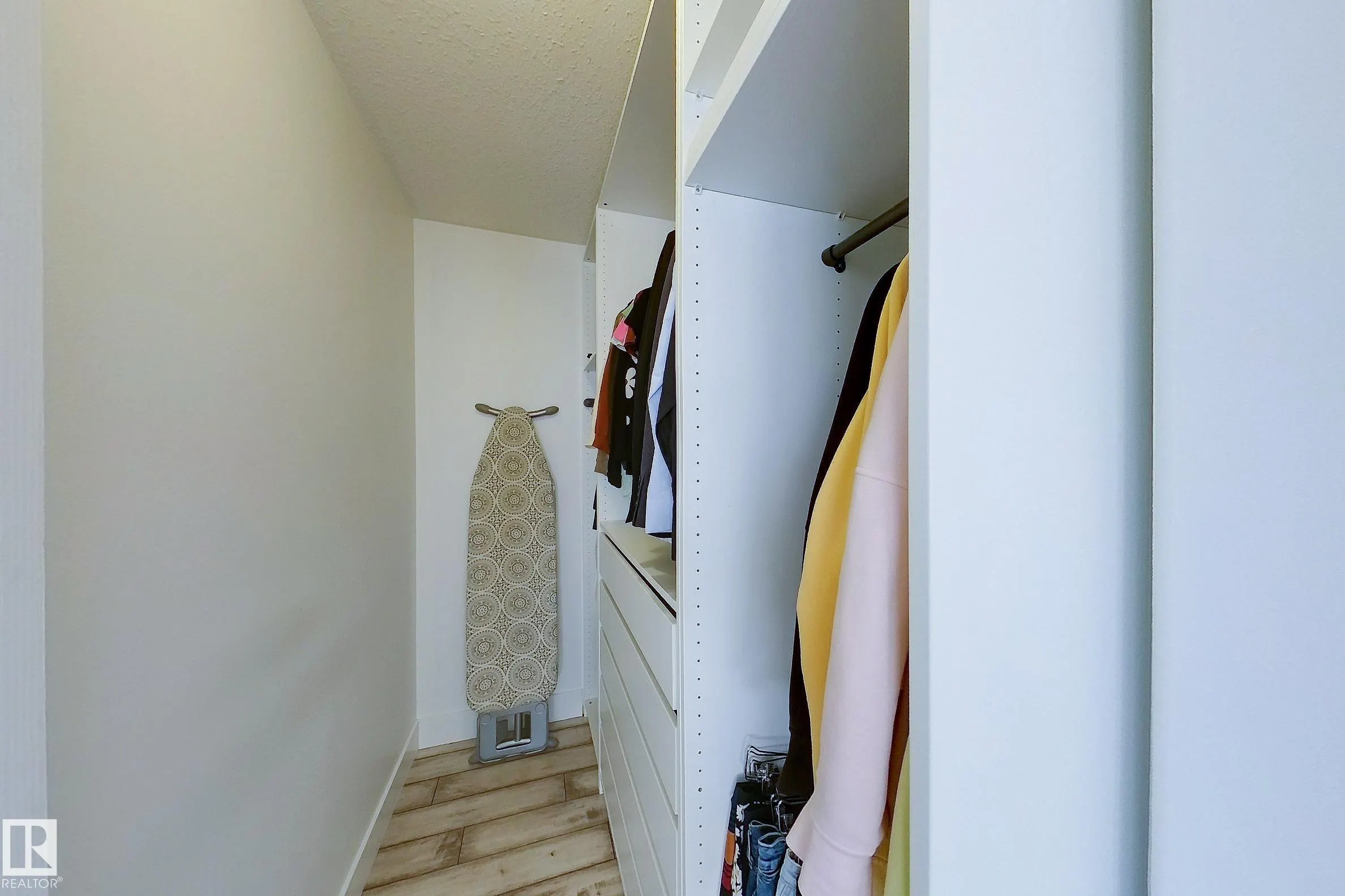 73 SUNFLOWER Crescent