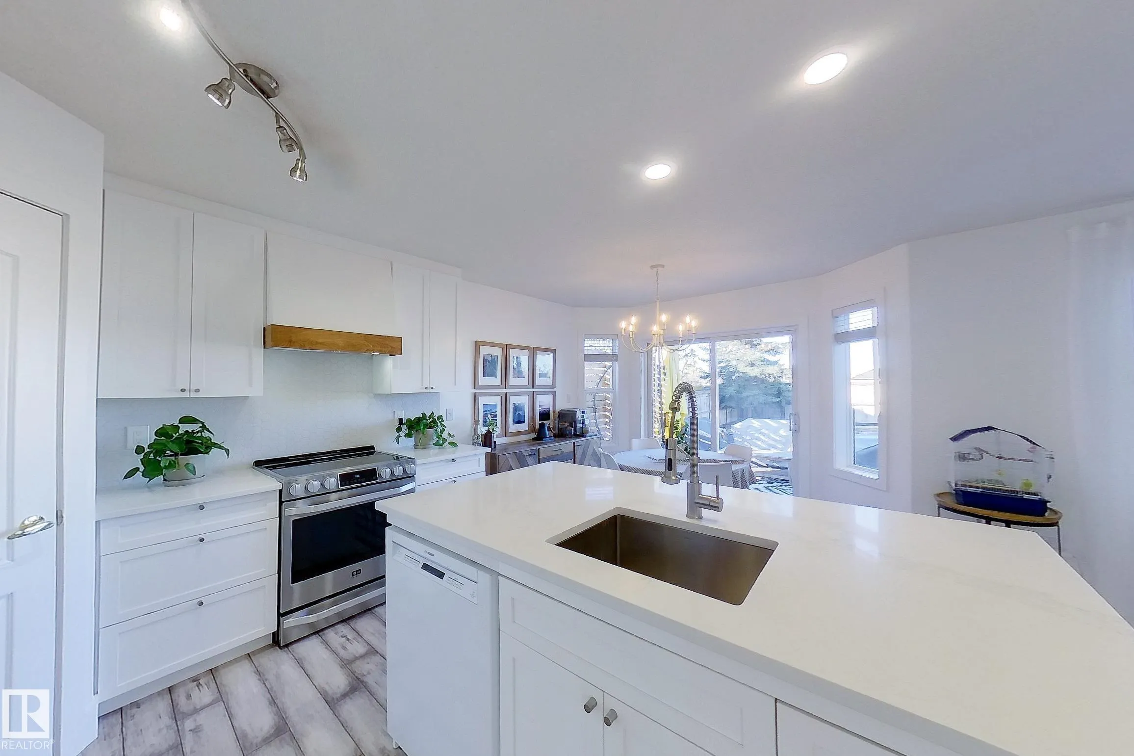 73 SUNFLOWER Crescent