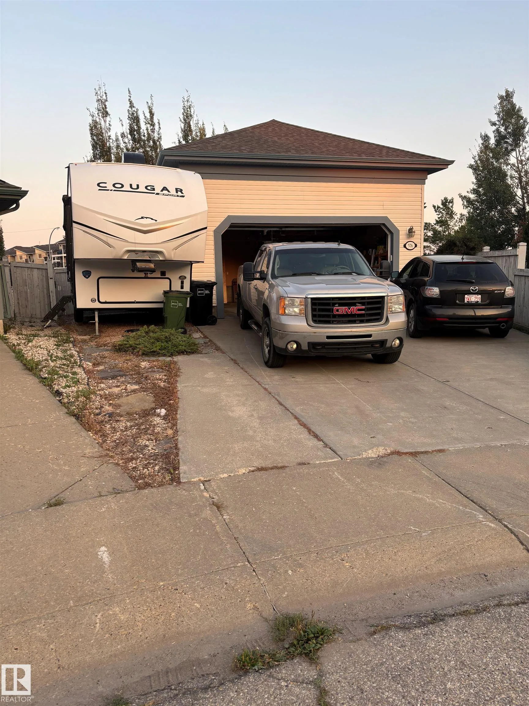 576 GLENWRIGHT Crescent