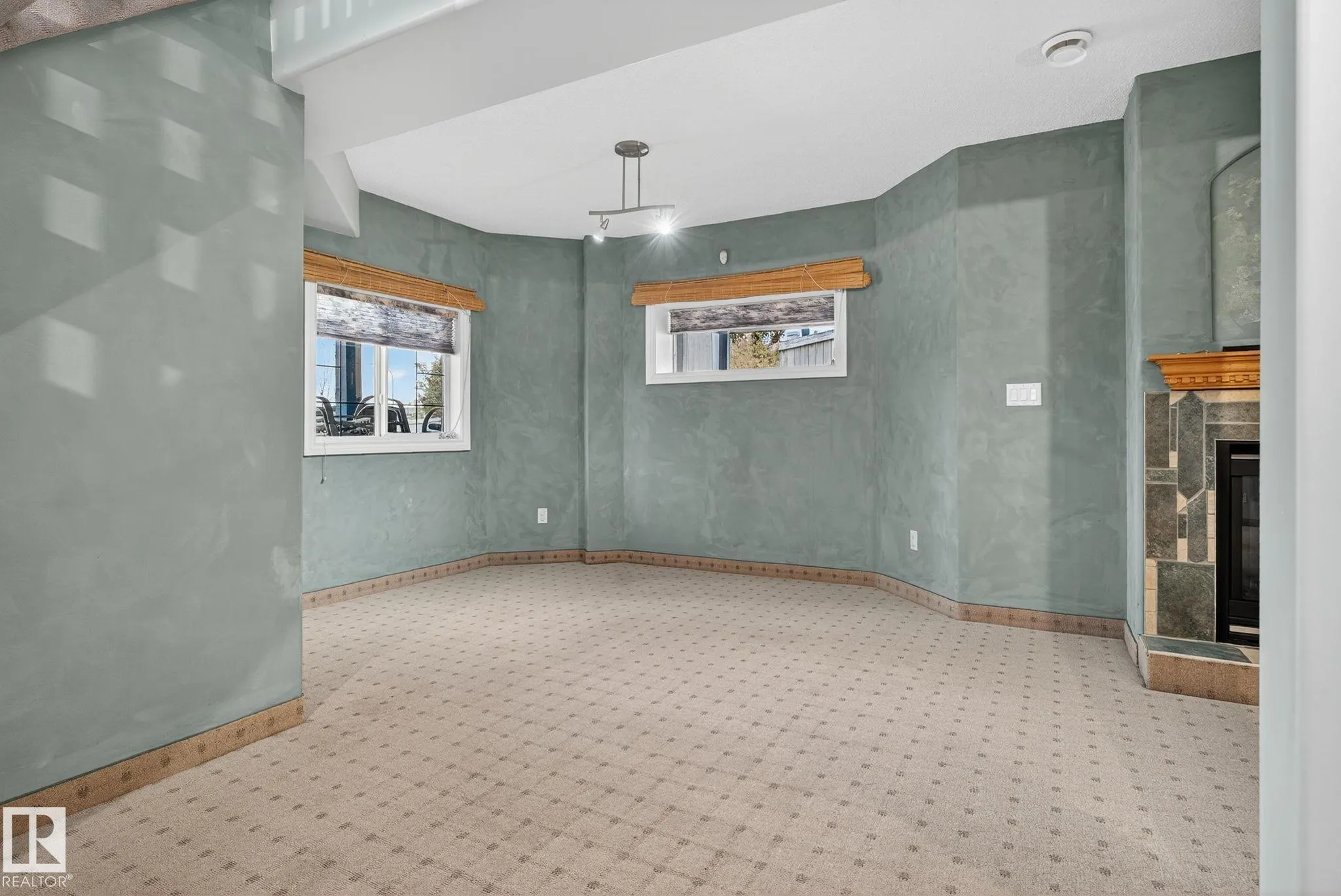 576 GLENWRIGHT Crescent