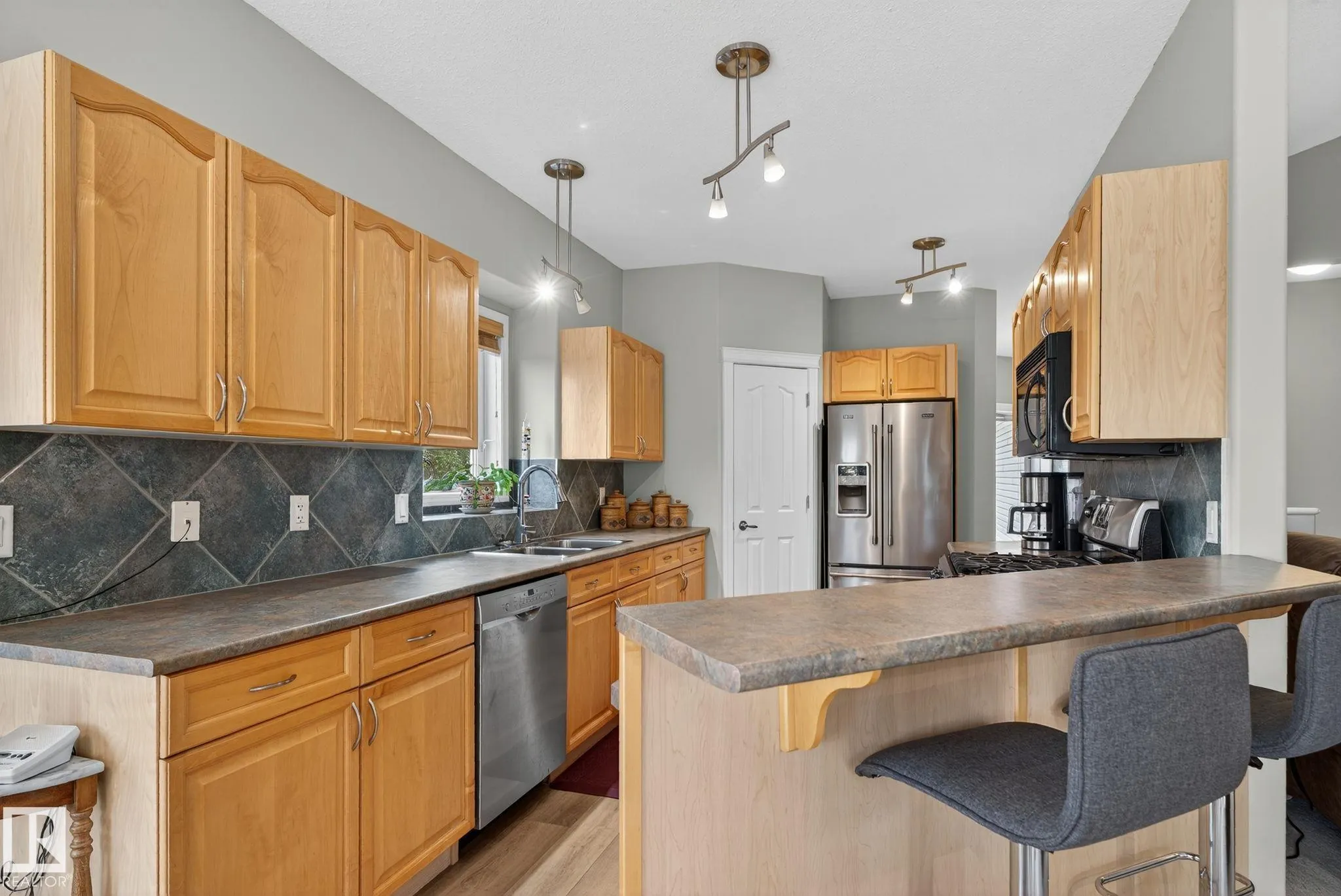 576 GLENWRIGHT Crescent