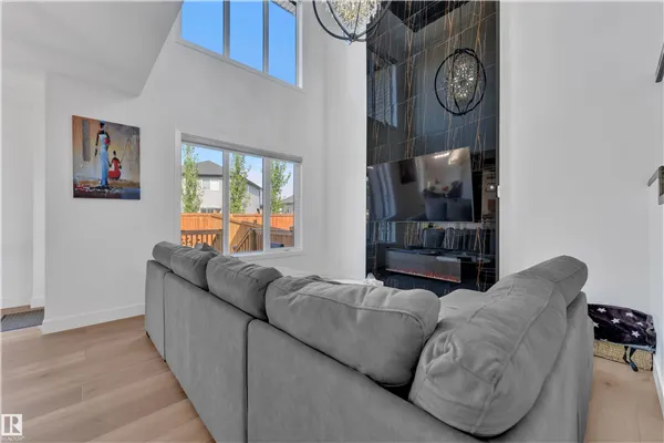 445 ROBERTS Crescent