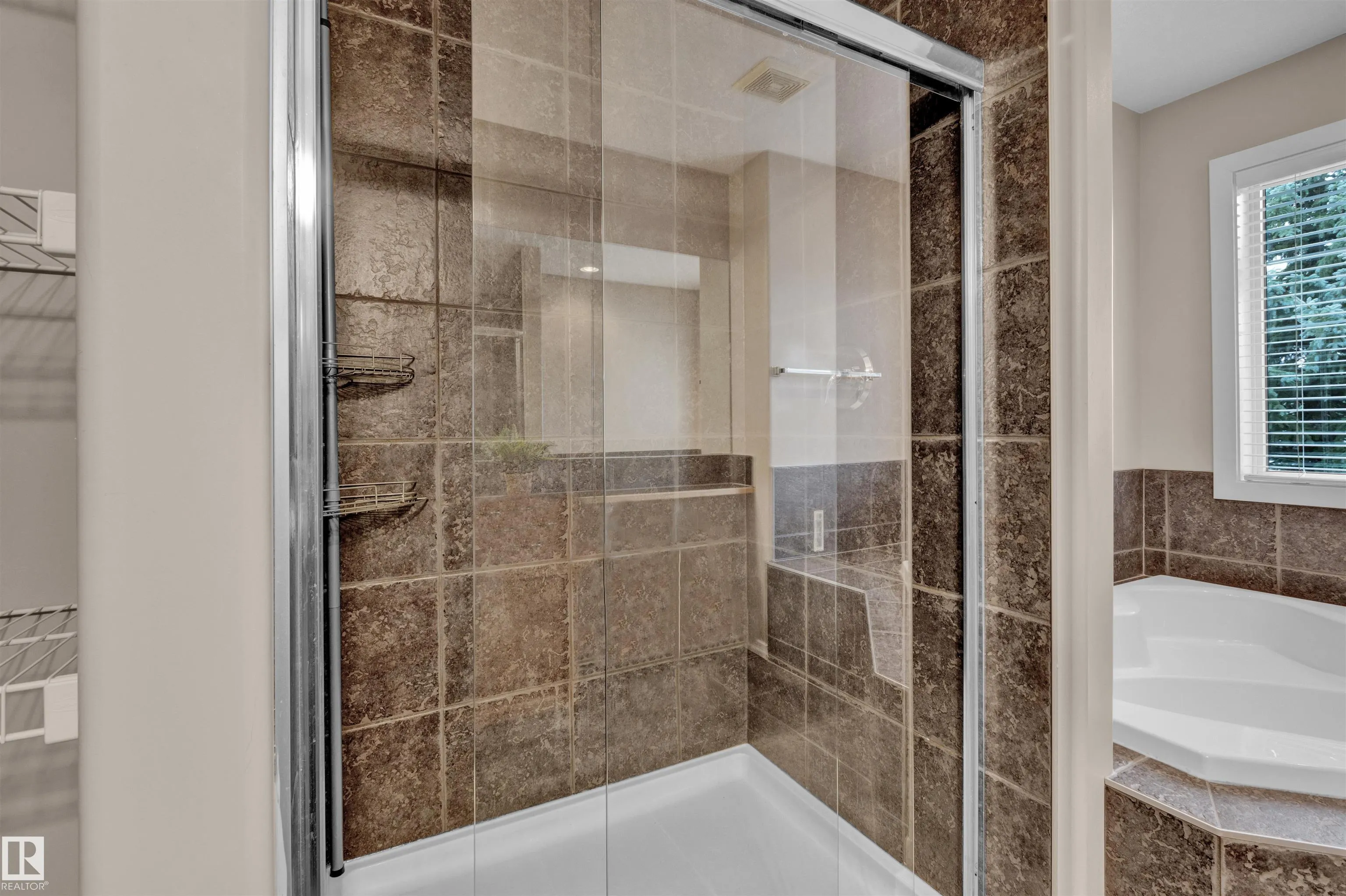 1824 HOLMAN Crescent