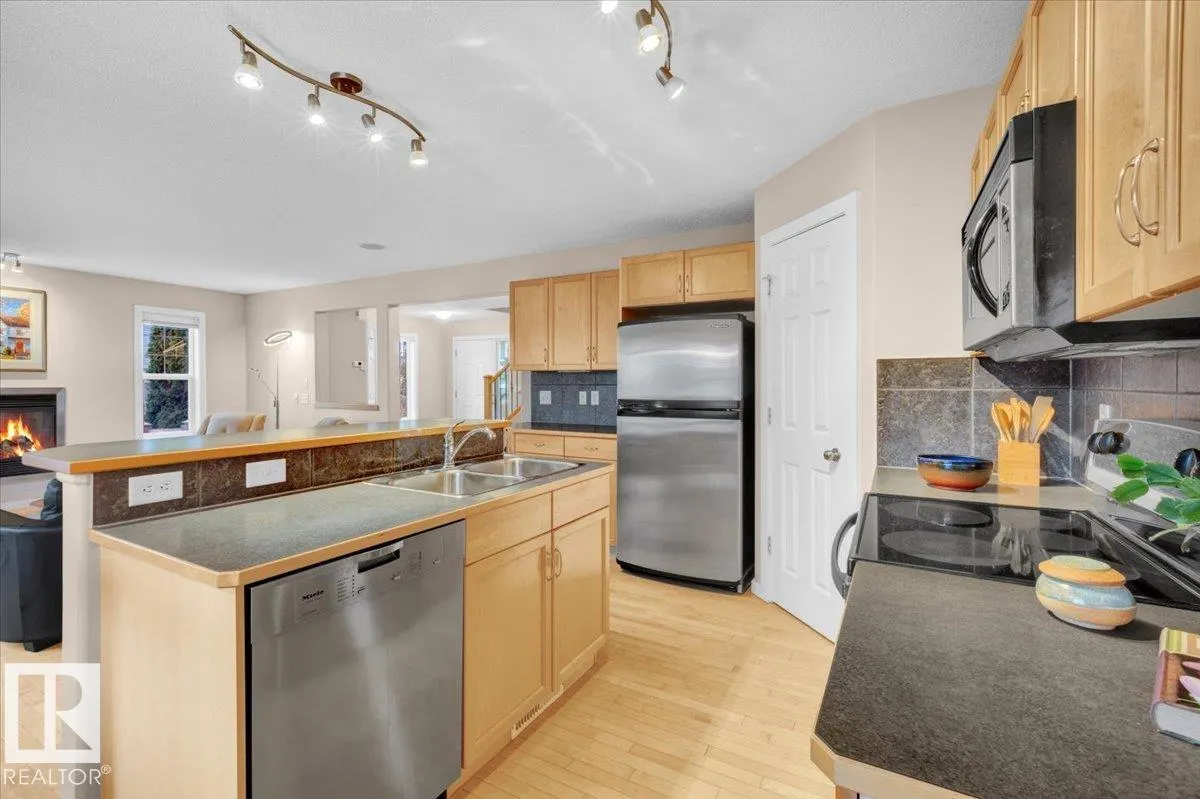 1824 HOLMAN Crescent