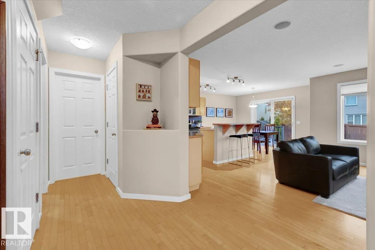 1824 HOLMAN Crescent