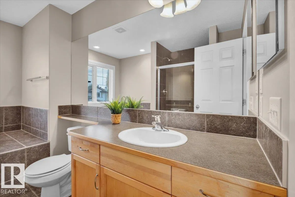 1824 HOLMAN Crescent