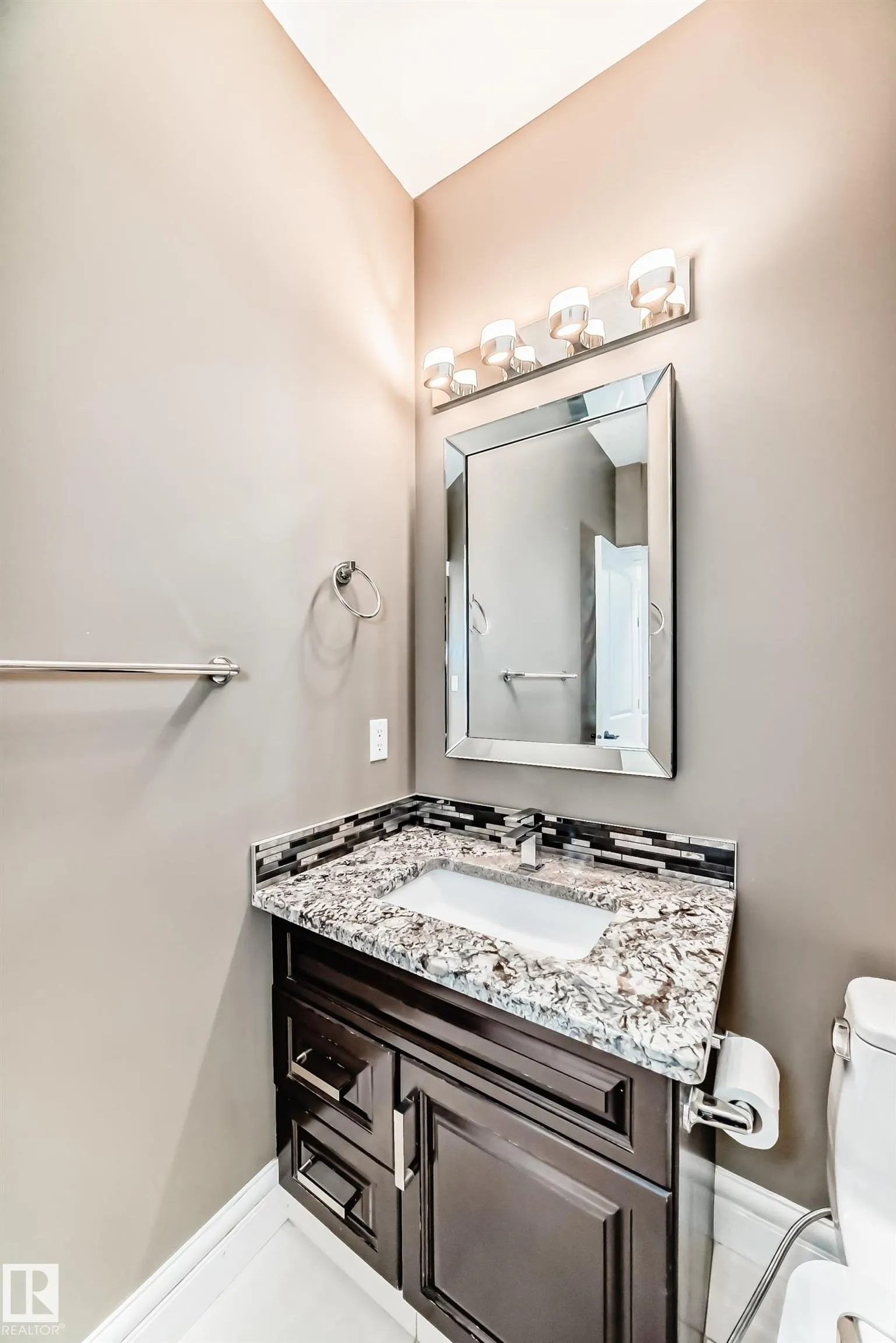 1552 CUNNINGHAM CAPE Cape