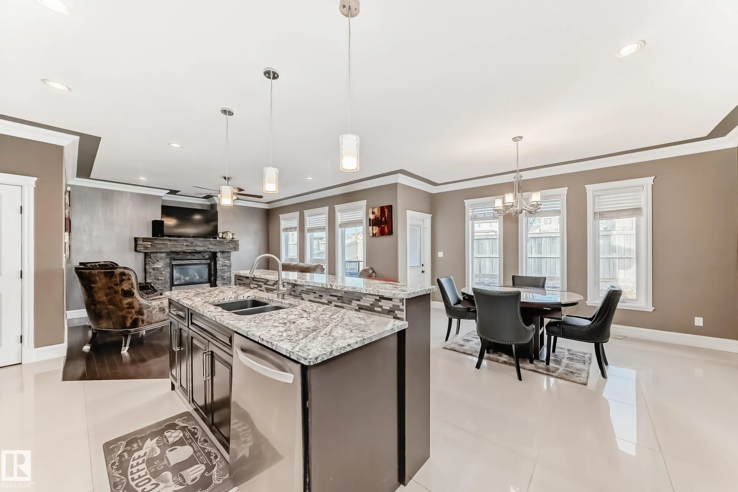 1552 CUNNINGHAM CAPE Cape