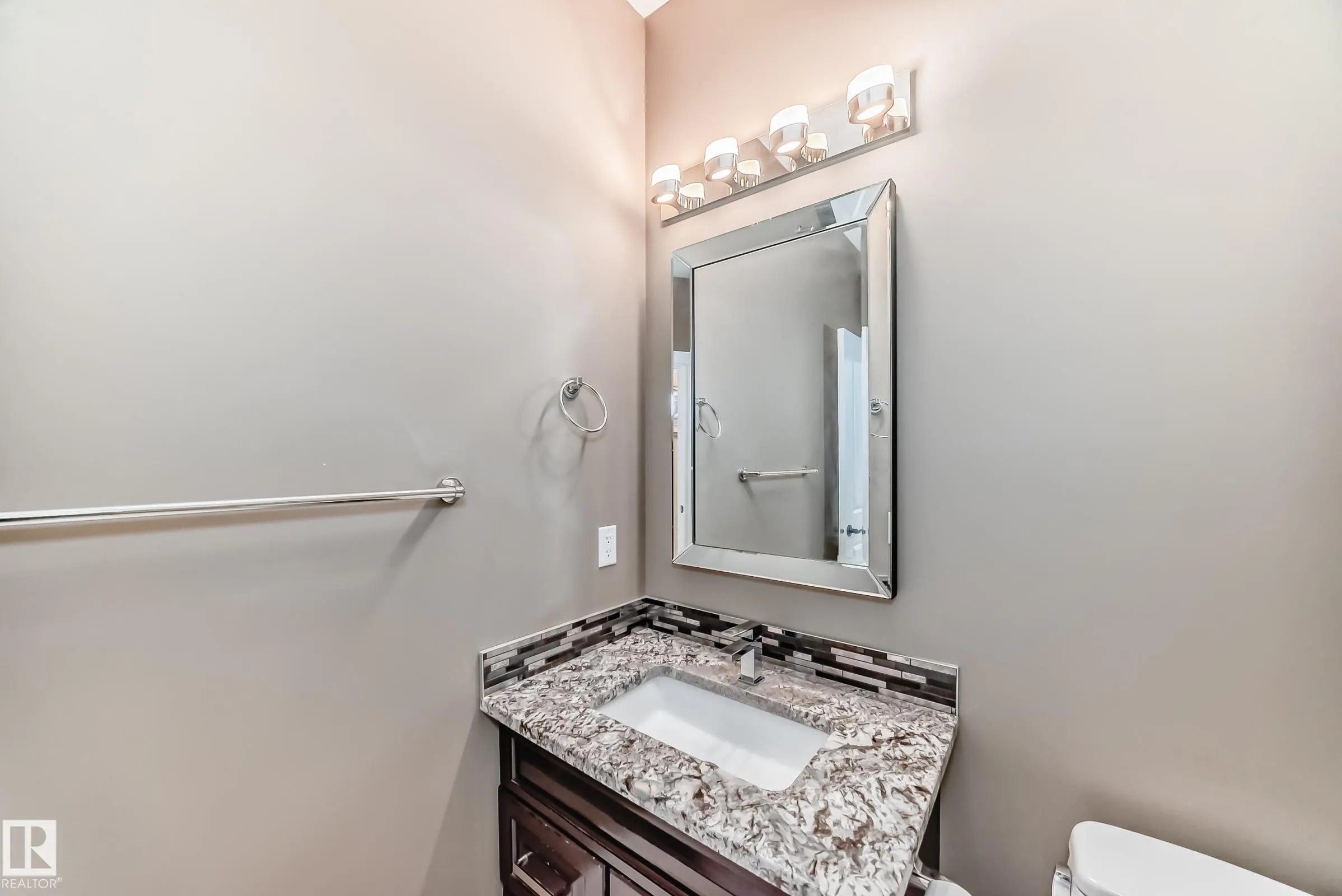 1552 CUNNINGHAM CAPE Cape