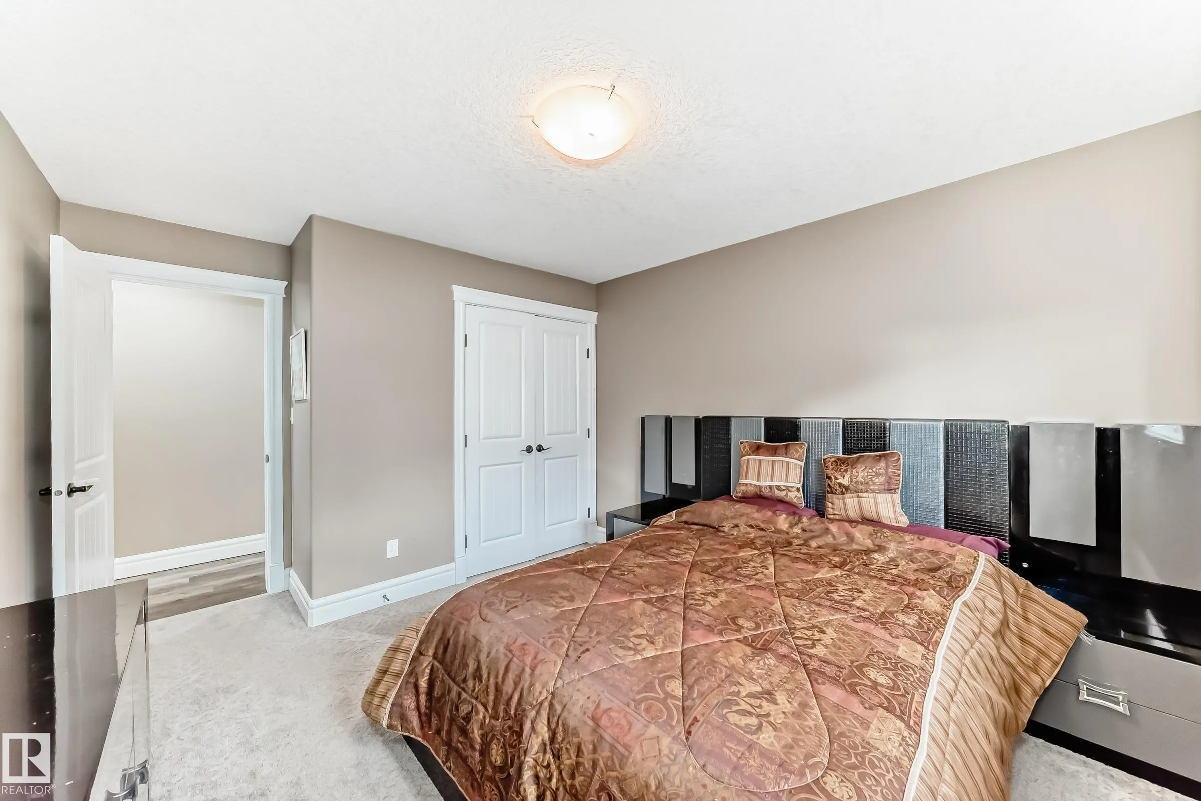 1552 CUNNINGHAM CAPE Cape