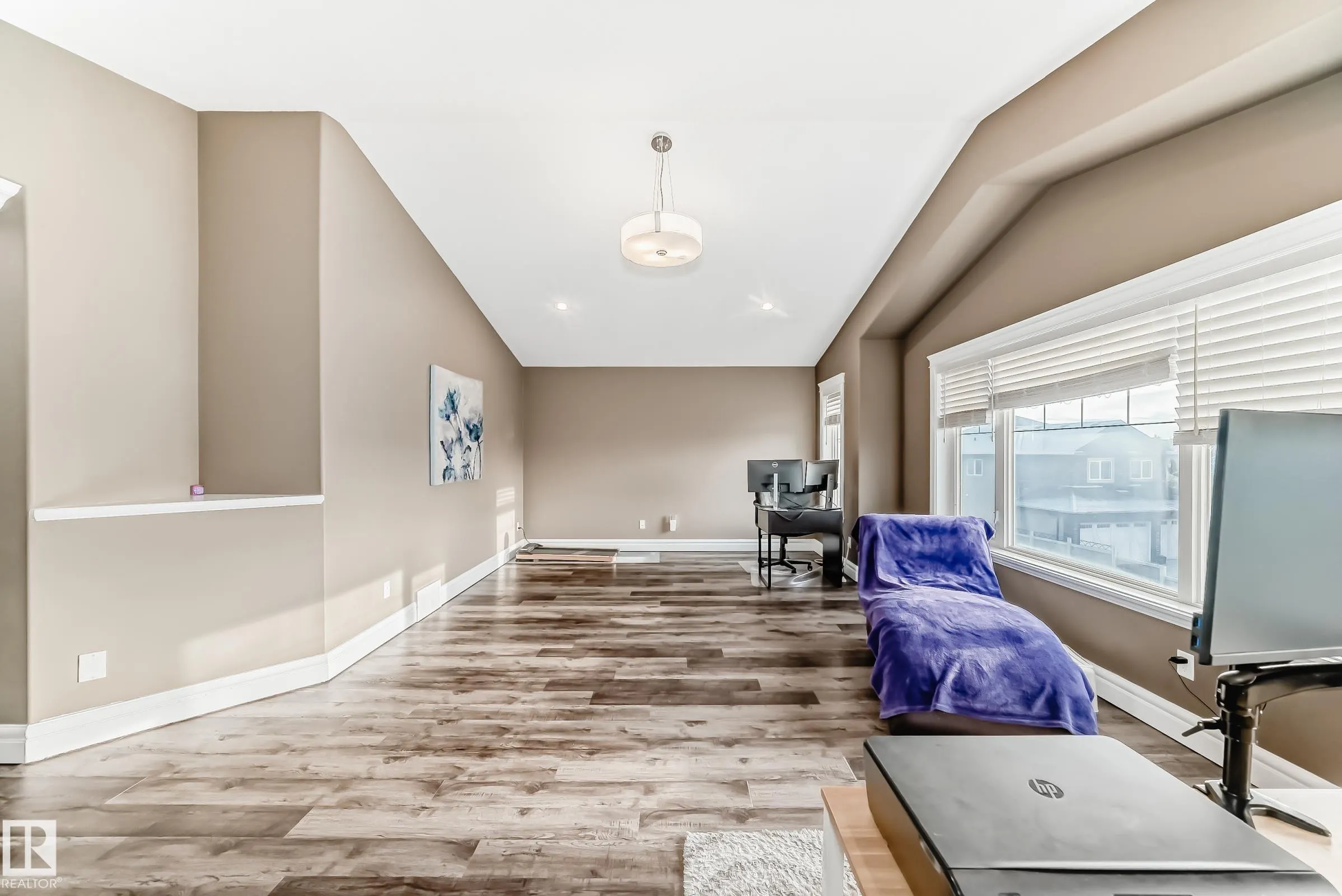 1552 CUNNINGHAM CAPE Cape