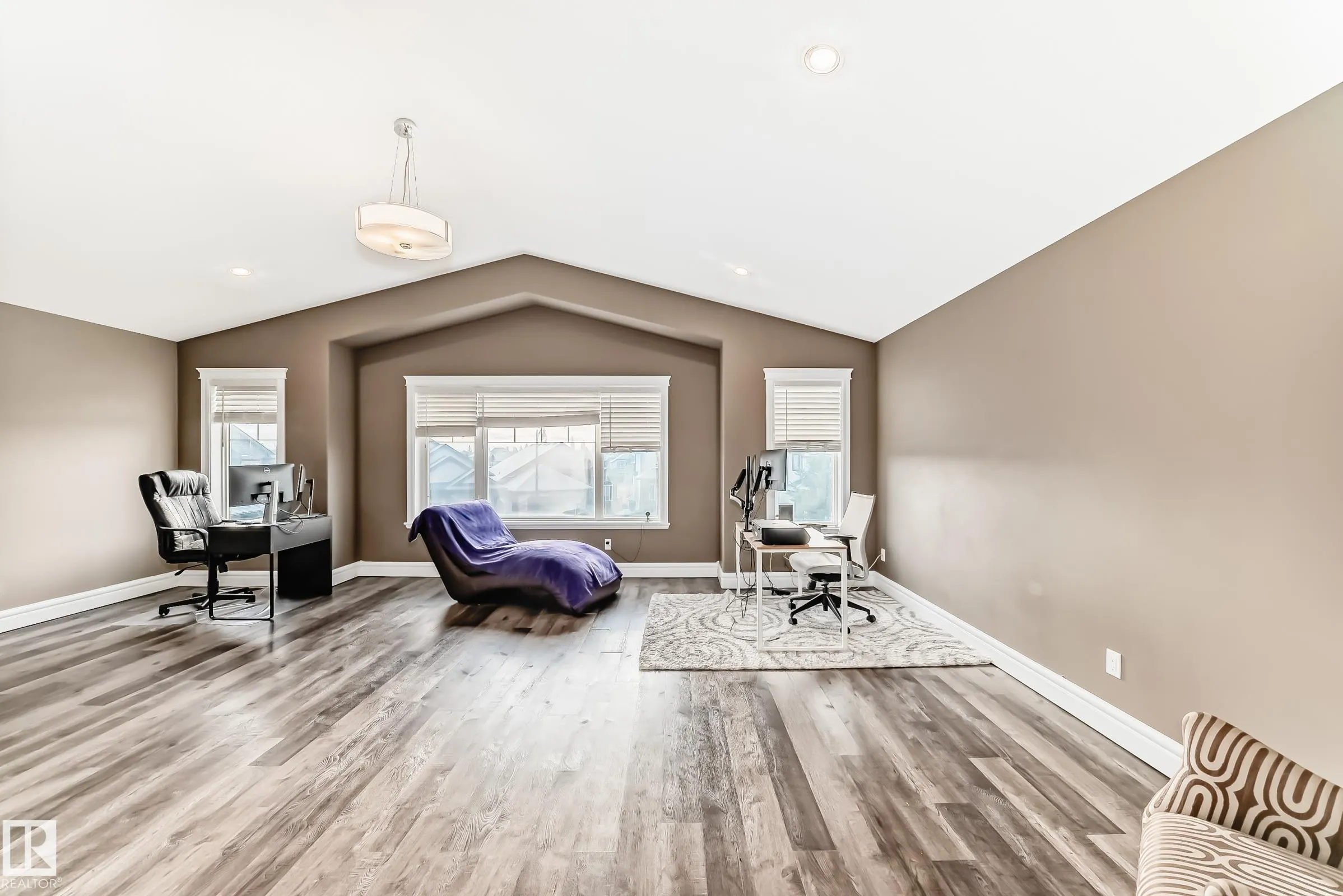 1552 CUNNINGHAM CAPE Cape