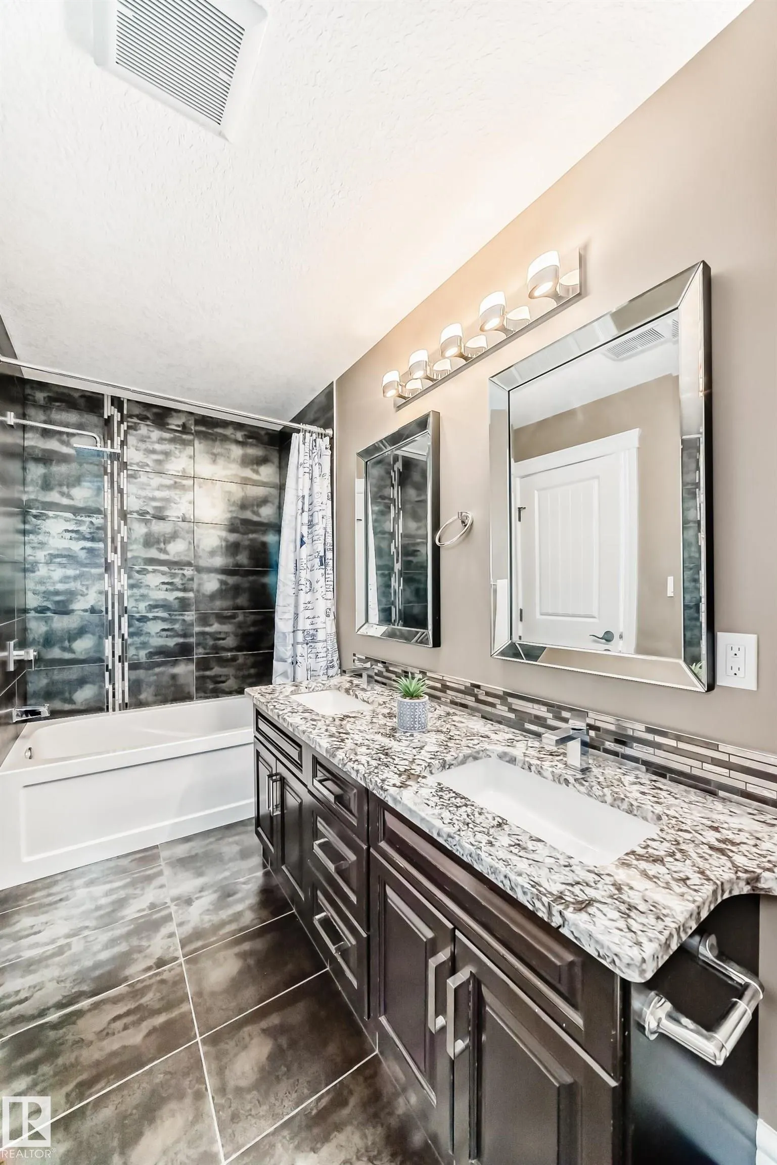 1552 CUNNINGHAM CAPE Cape