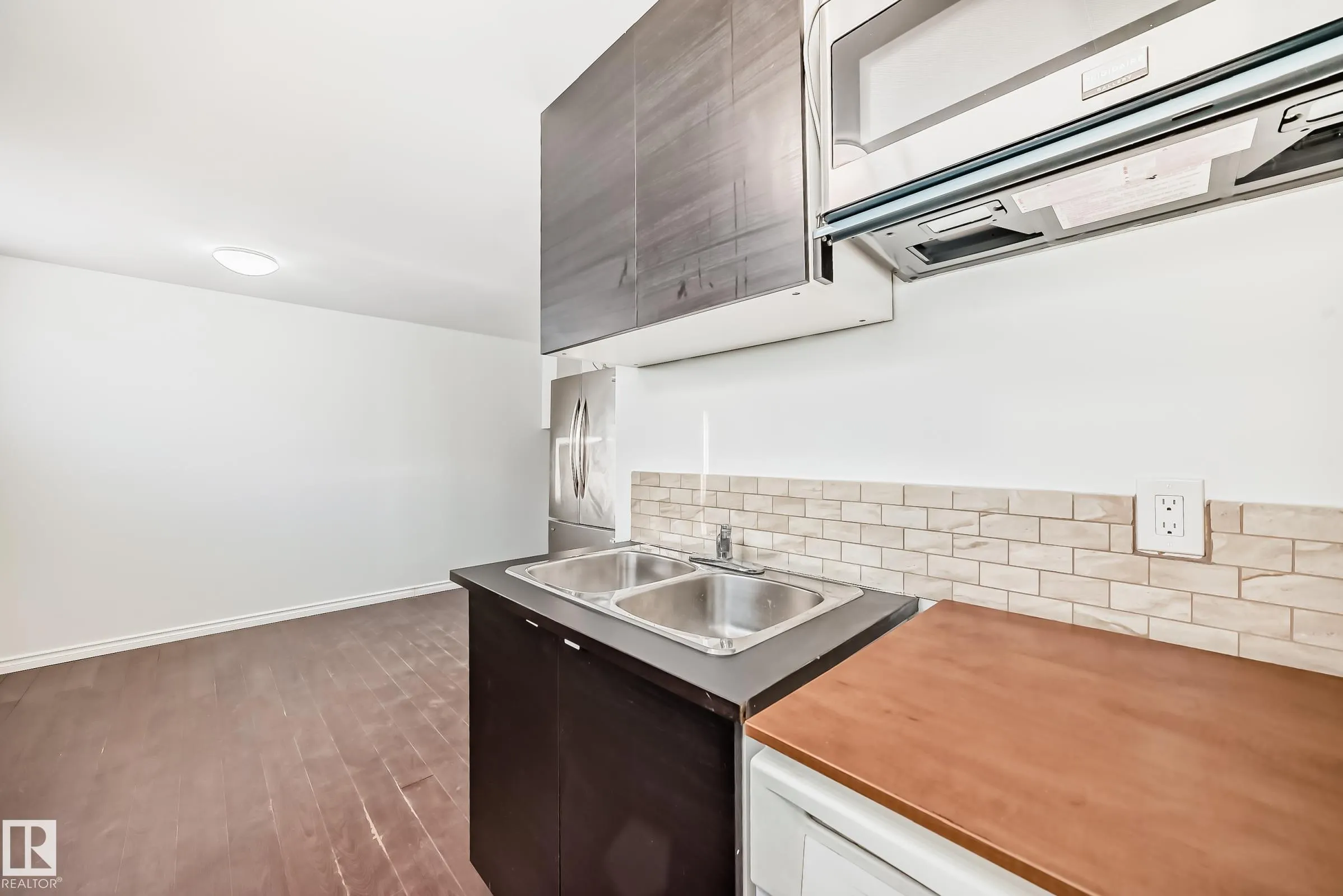 9623/9625 73 Avenue