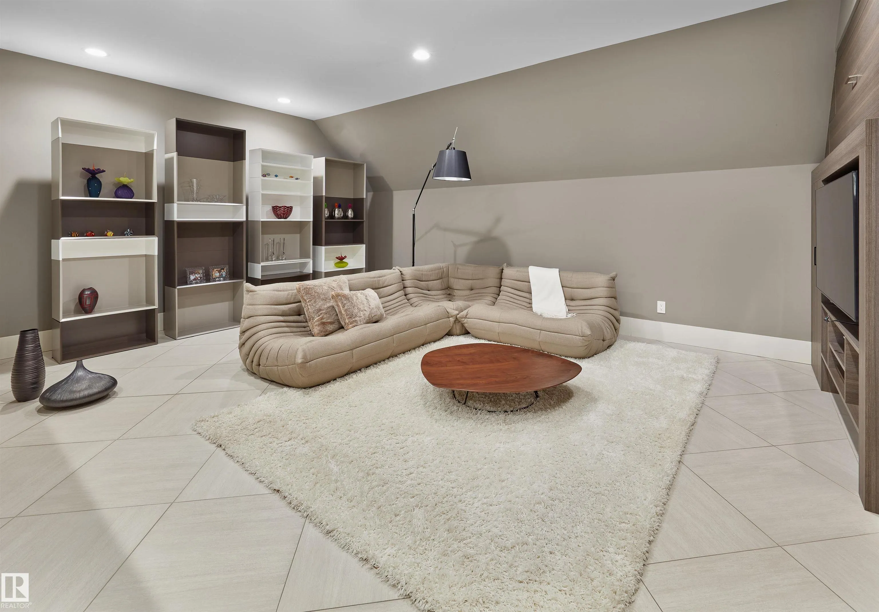 16 WINDERMERE Drive