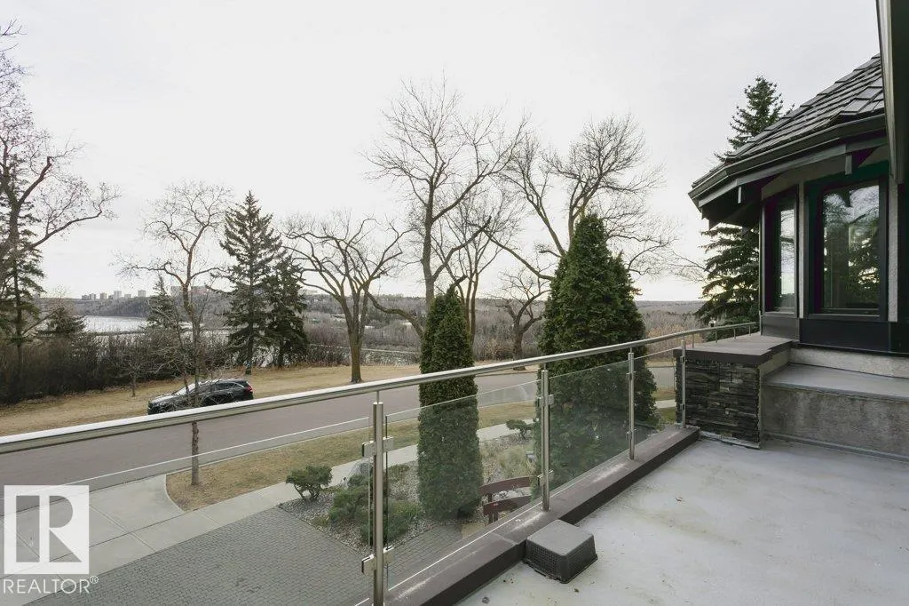 11 WELLINGTON Crescent