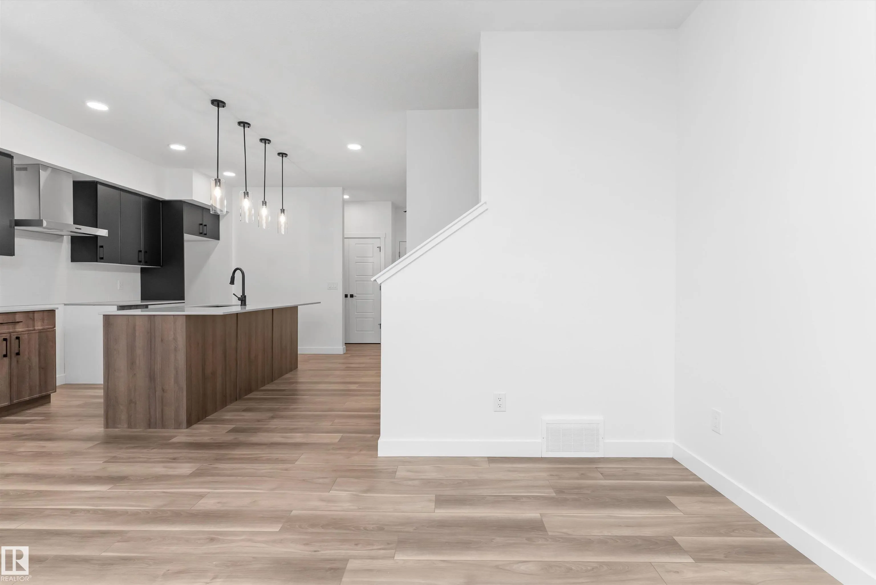 1062 CRISTALL Crescent