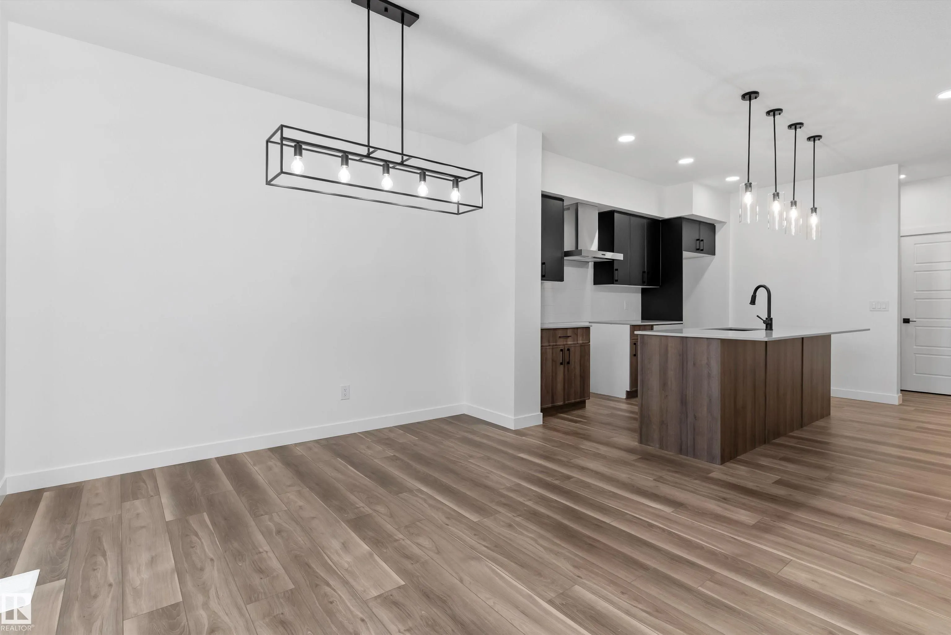 1062 CRISTALL Crescent
