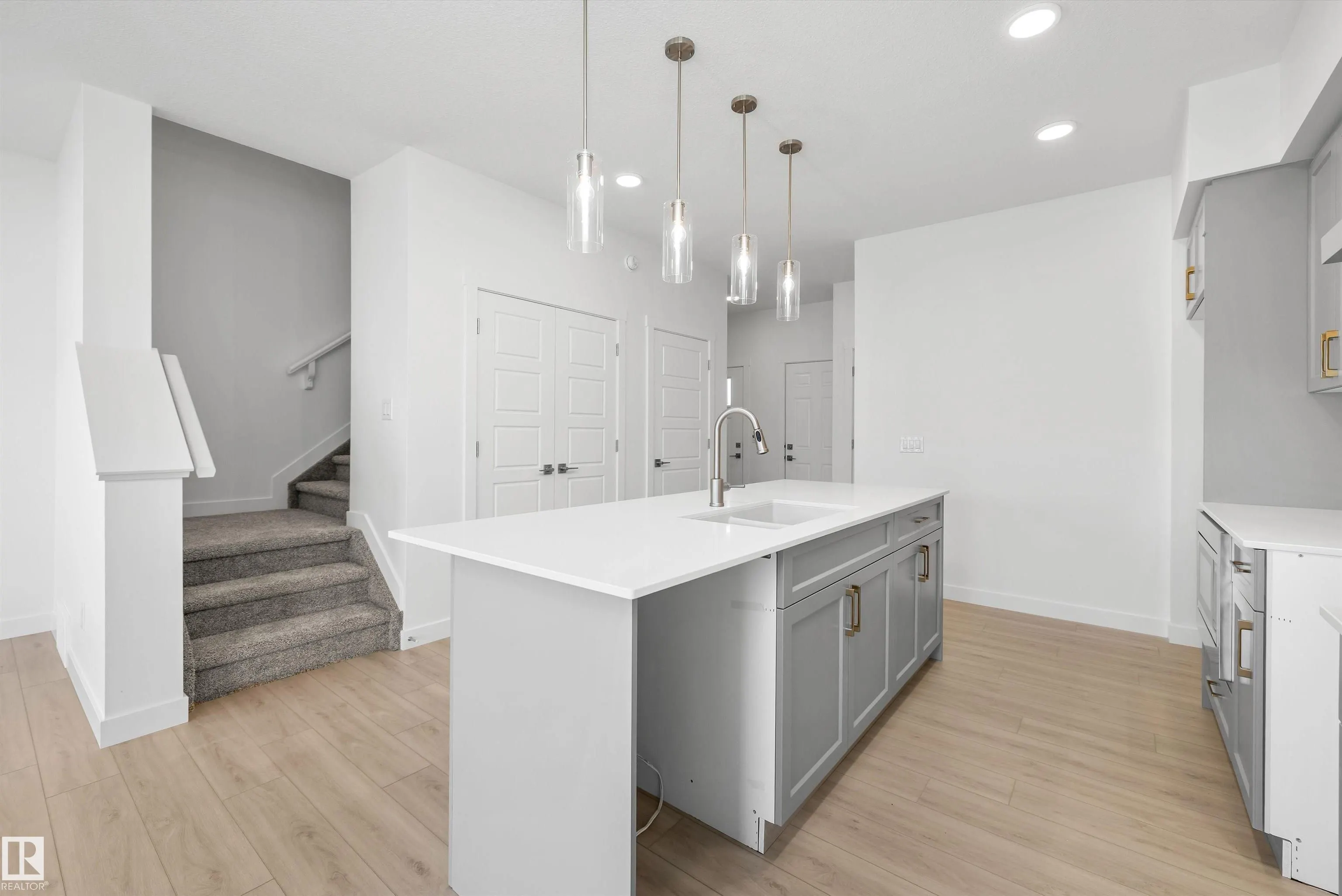 1044 CRISTALL Crescent