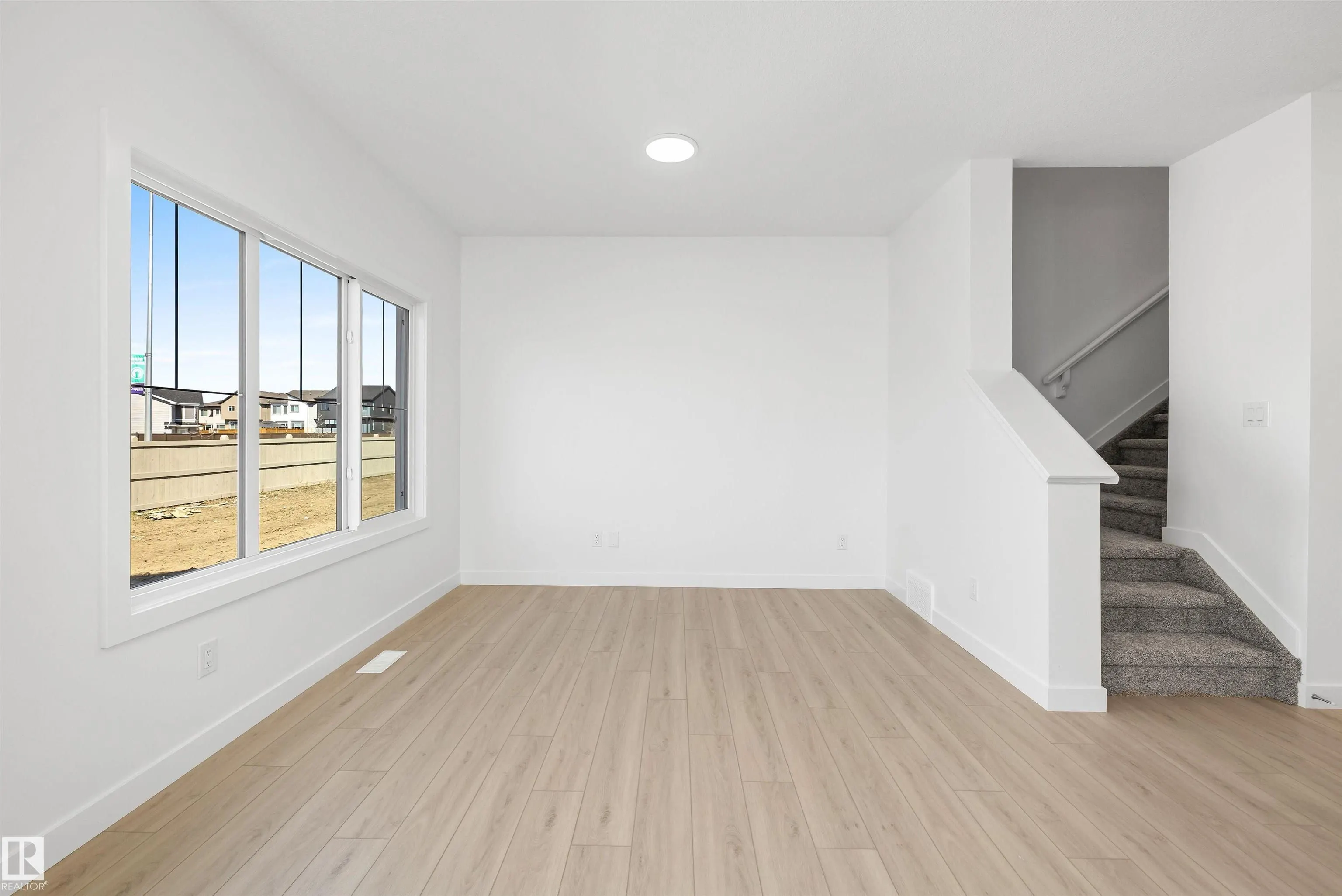 1044 CRISTALL Crescent