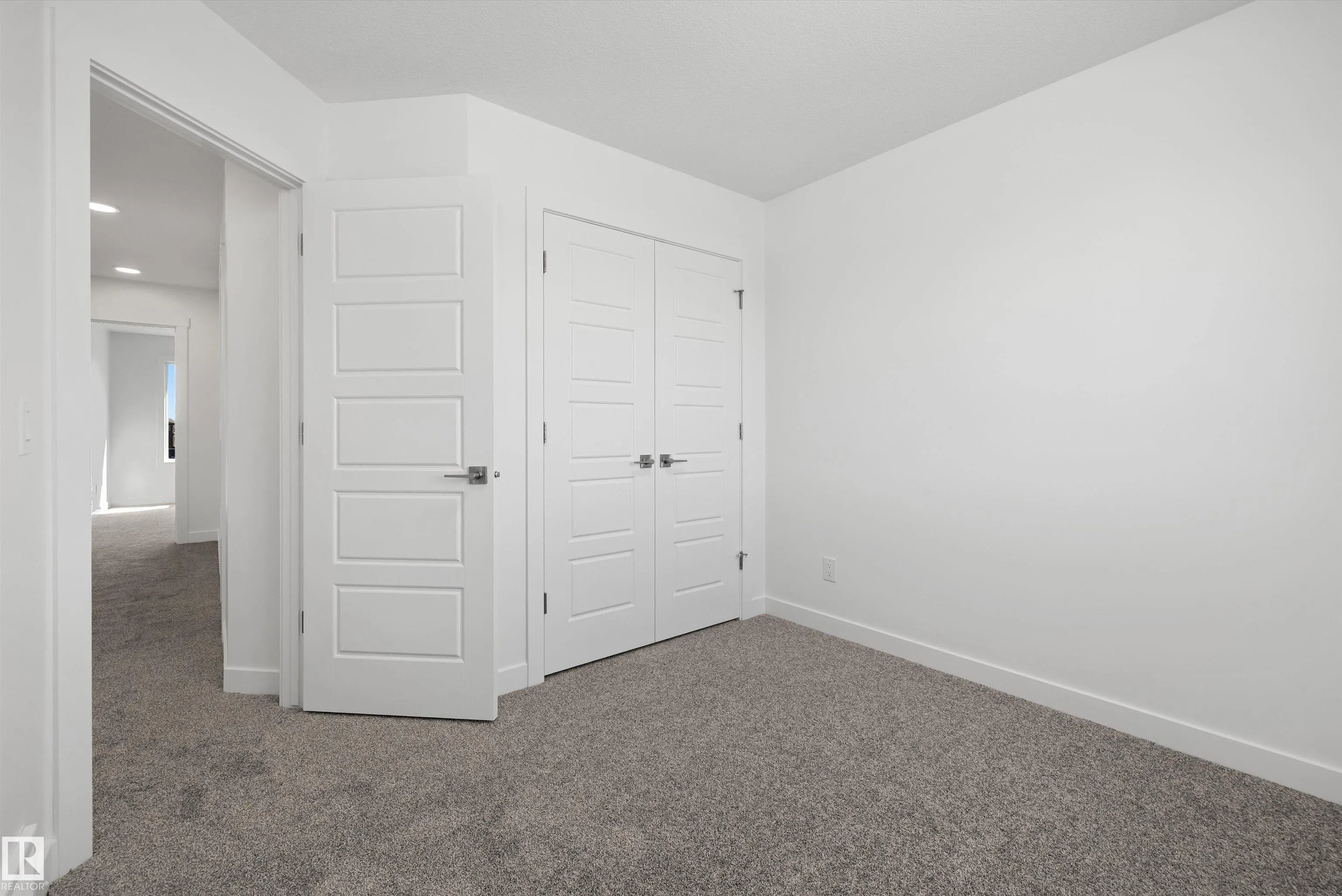 1044 CRISTALL Crescent