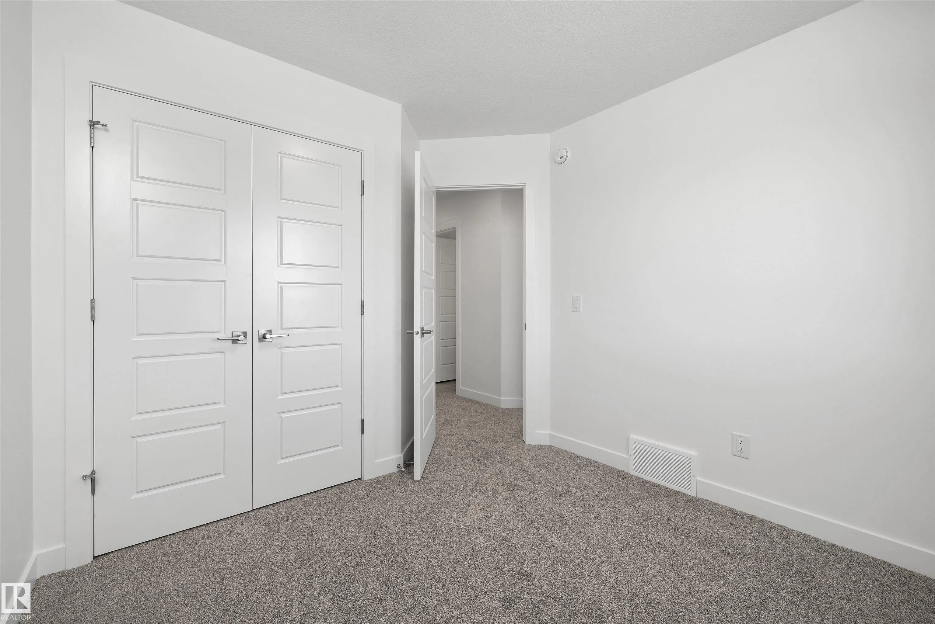 1044 CRISTALL Crescent