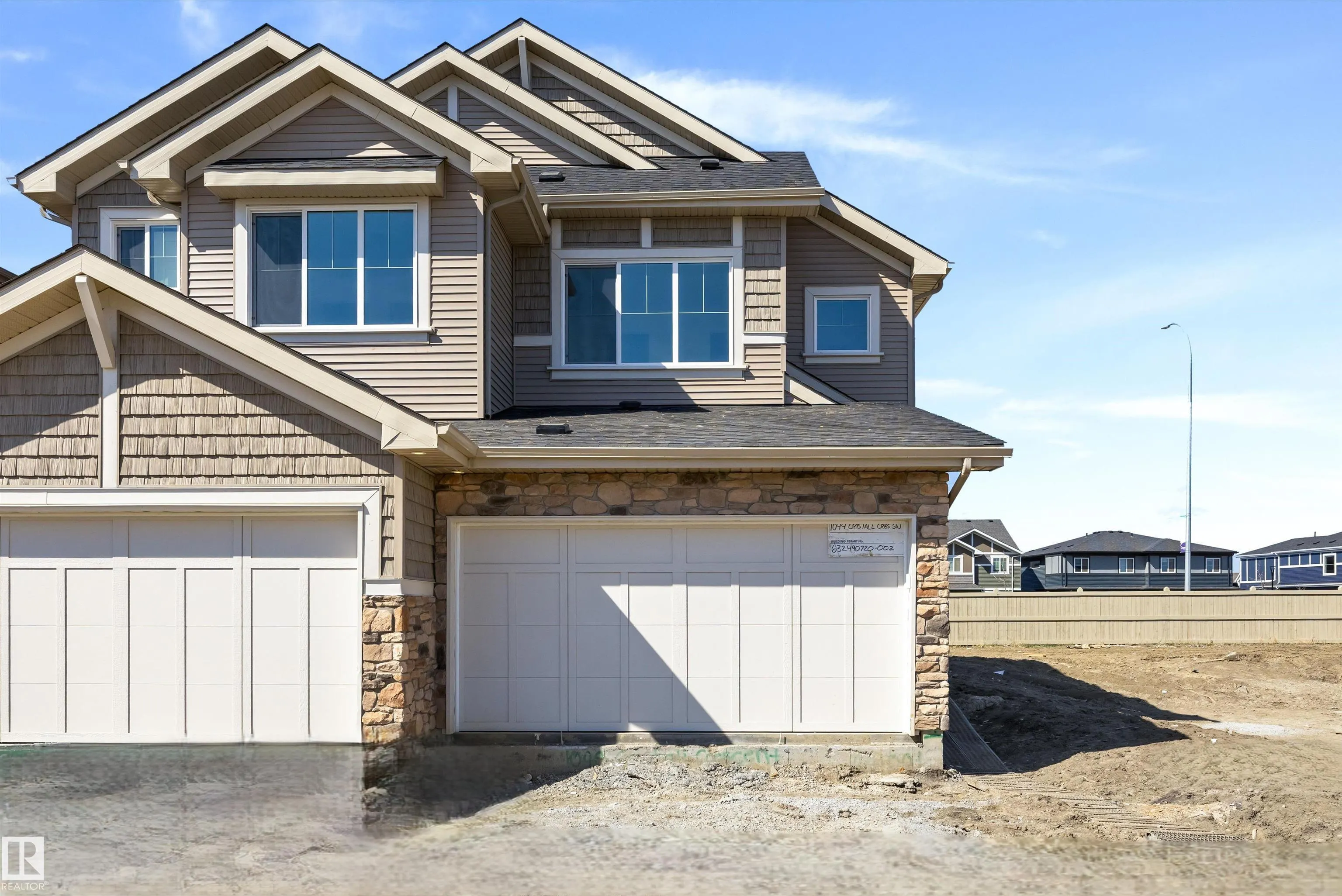 1044 CRISTALL Crescent