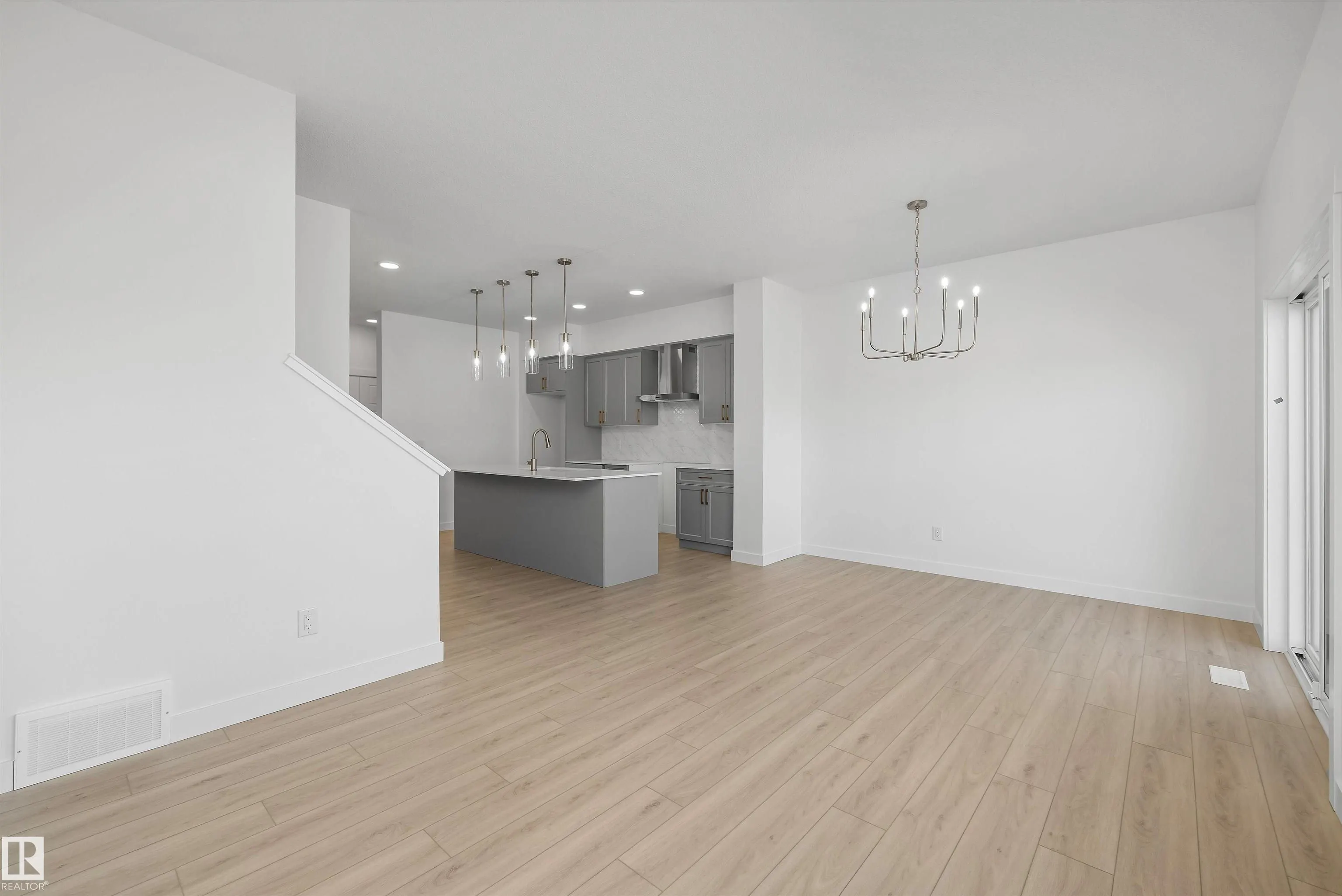 1044 CRISTALL Crescent