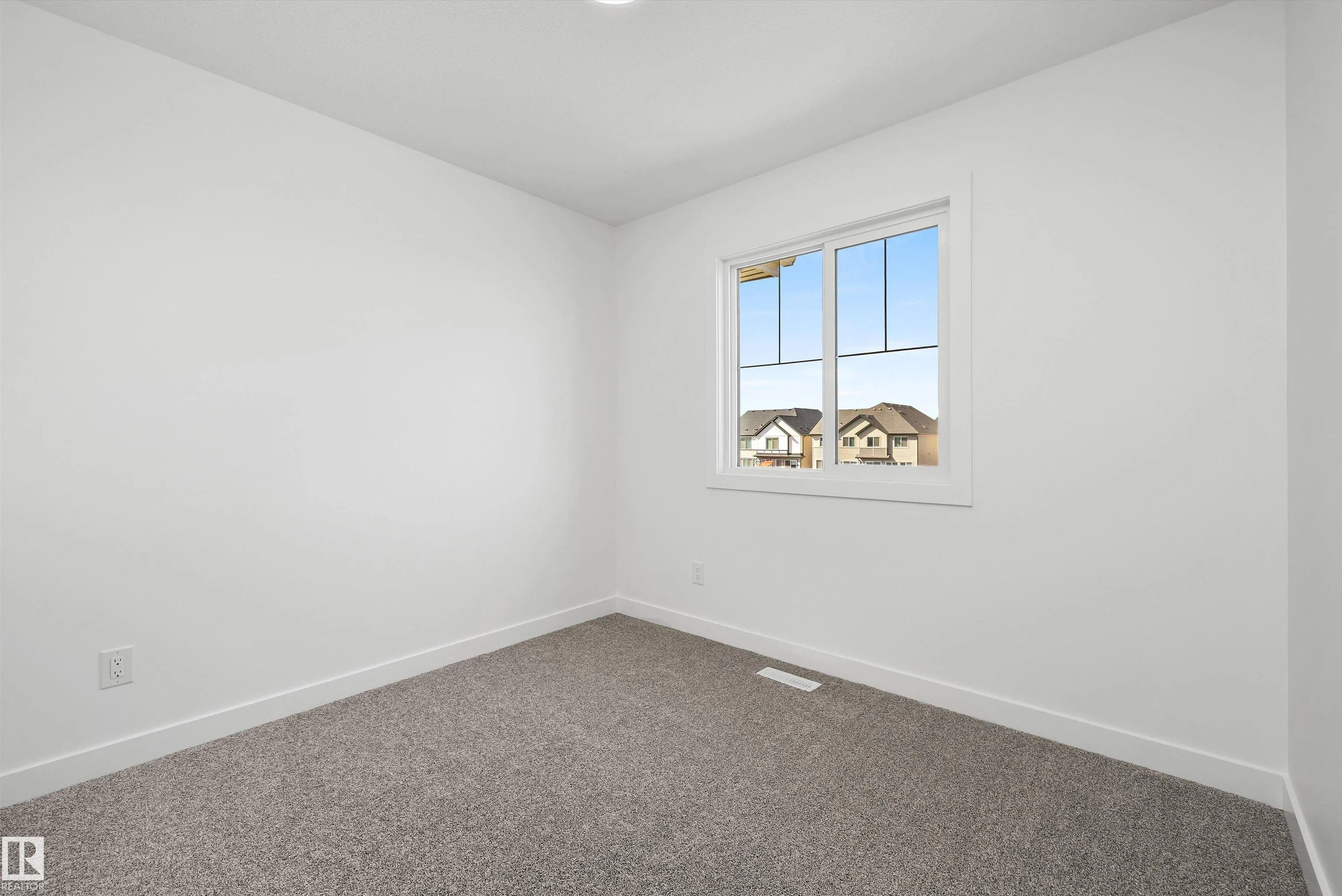 1044 CRISTALL Crescent
