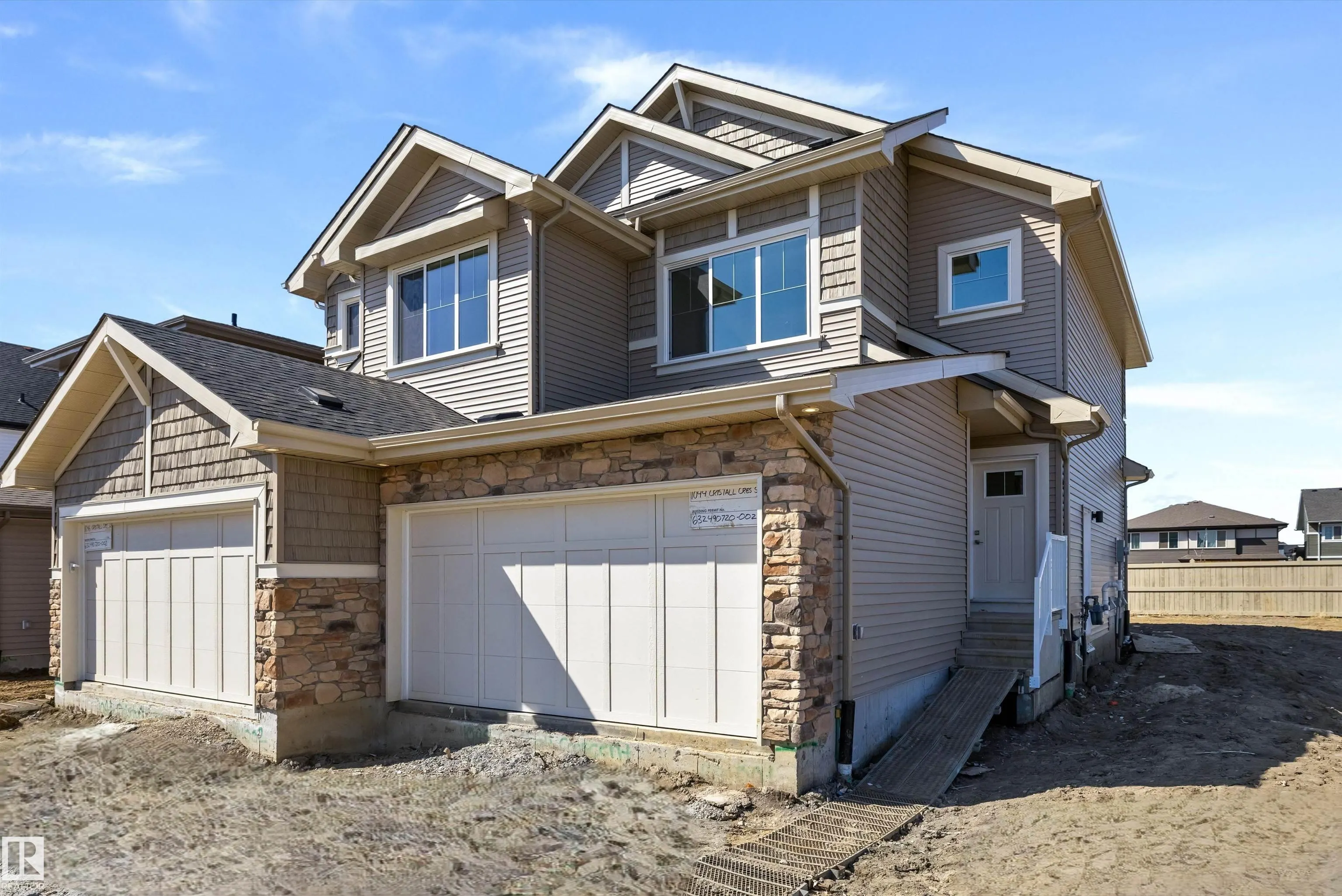 1044 CRISTALL Crescent