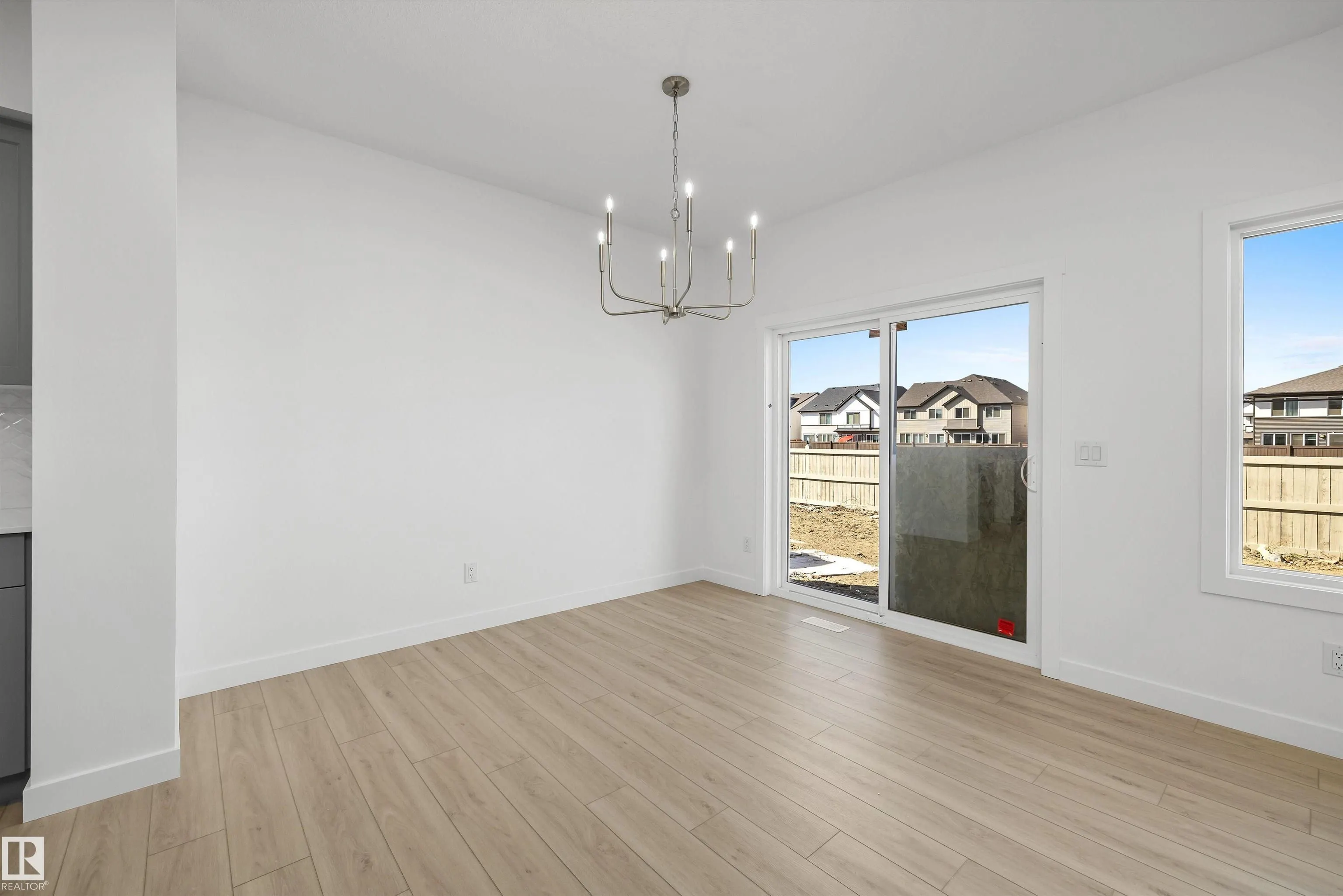 1044 CRISTALL Crescent