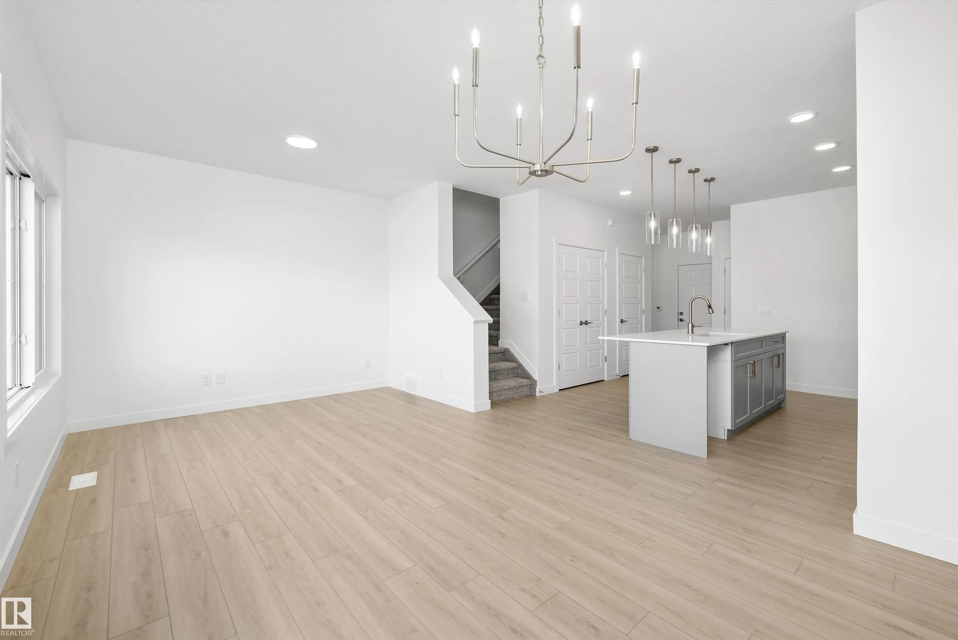 1044 CRISTALL Crescent