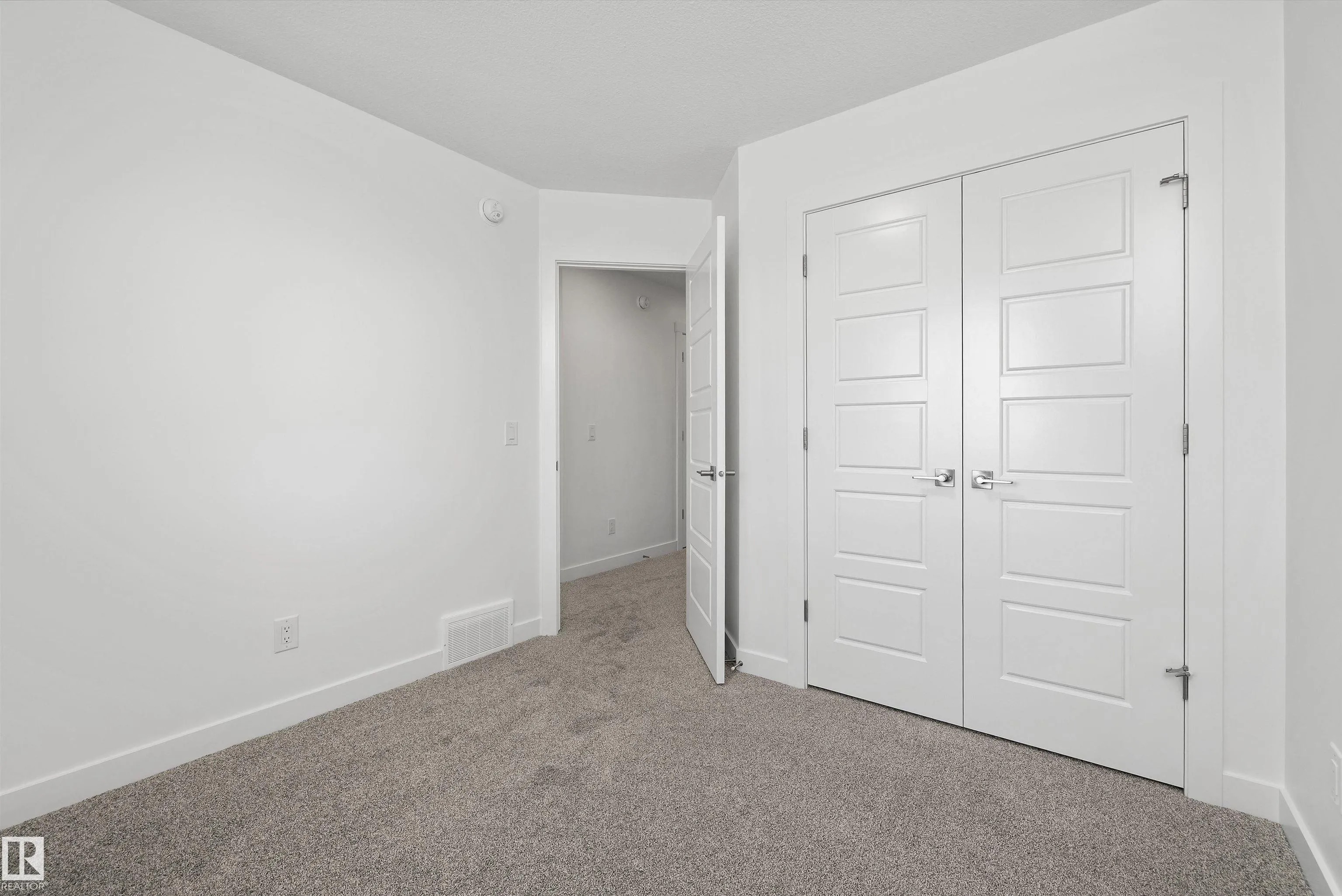 1044 CRISTALL Crescent