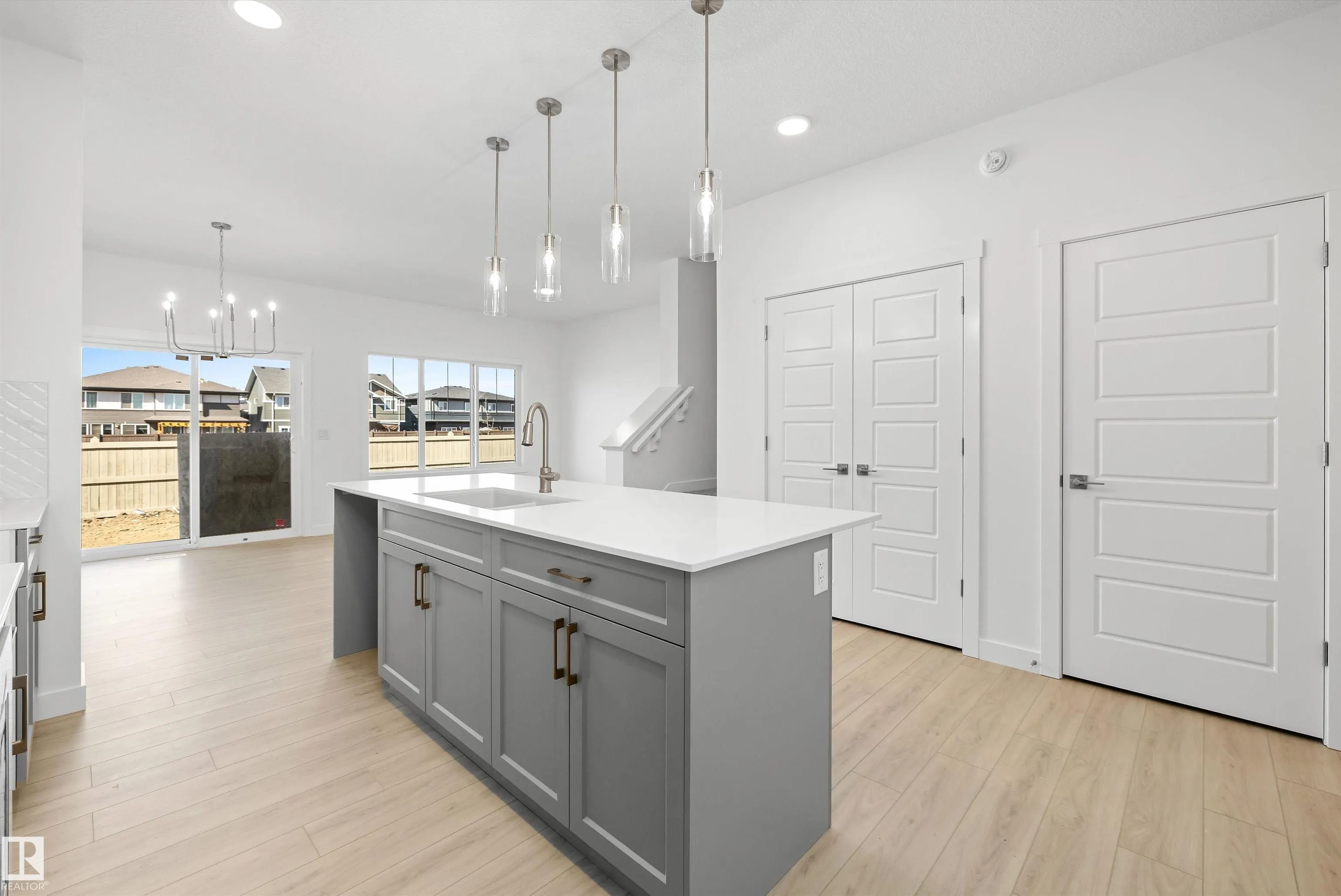 1044 CRISTALL Crescent