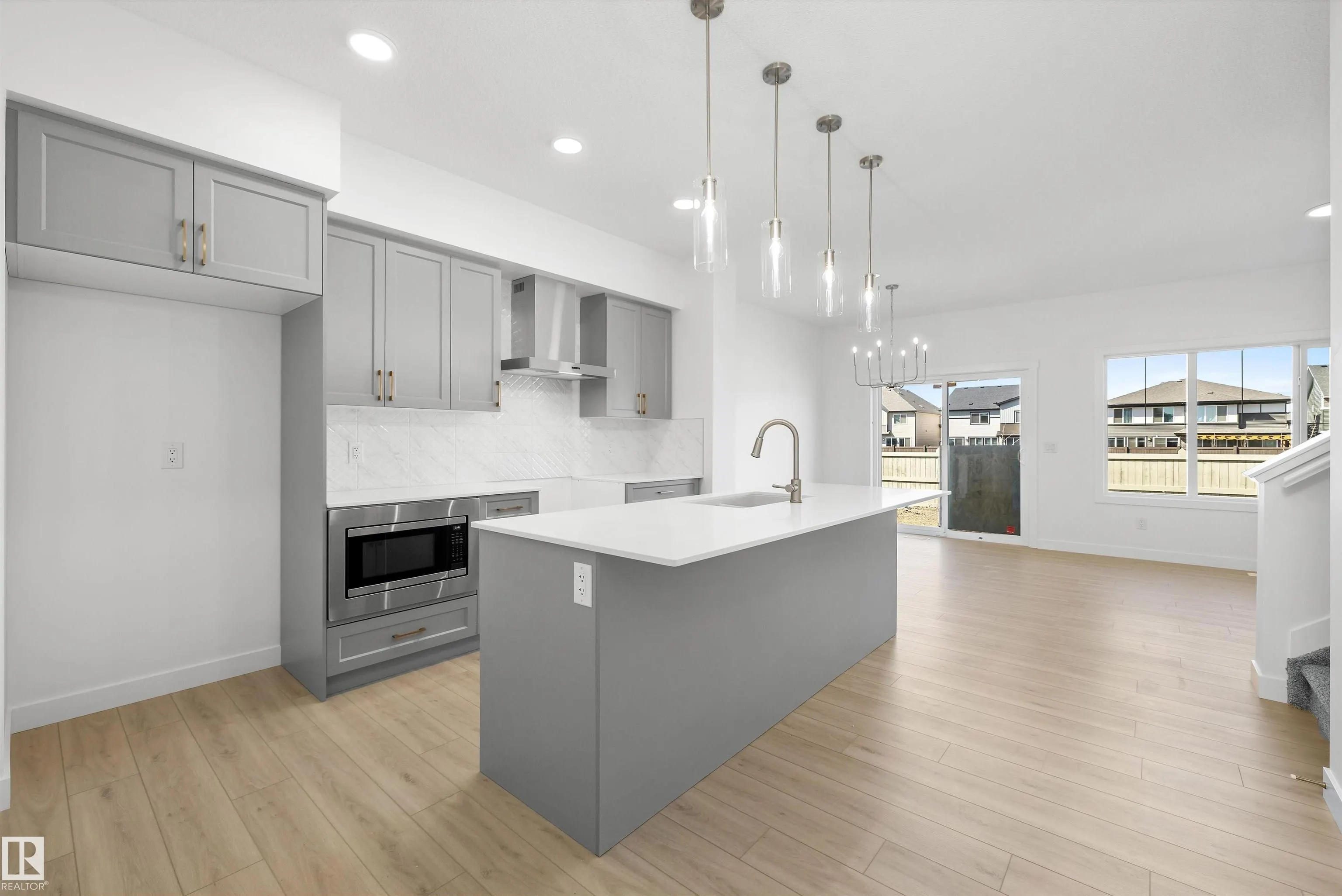 1044 CRISTALL Crescent