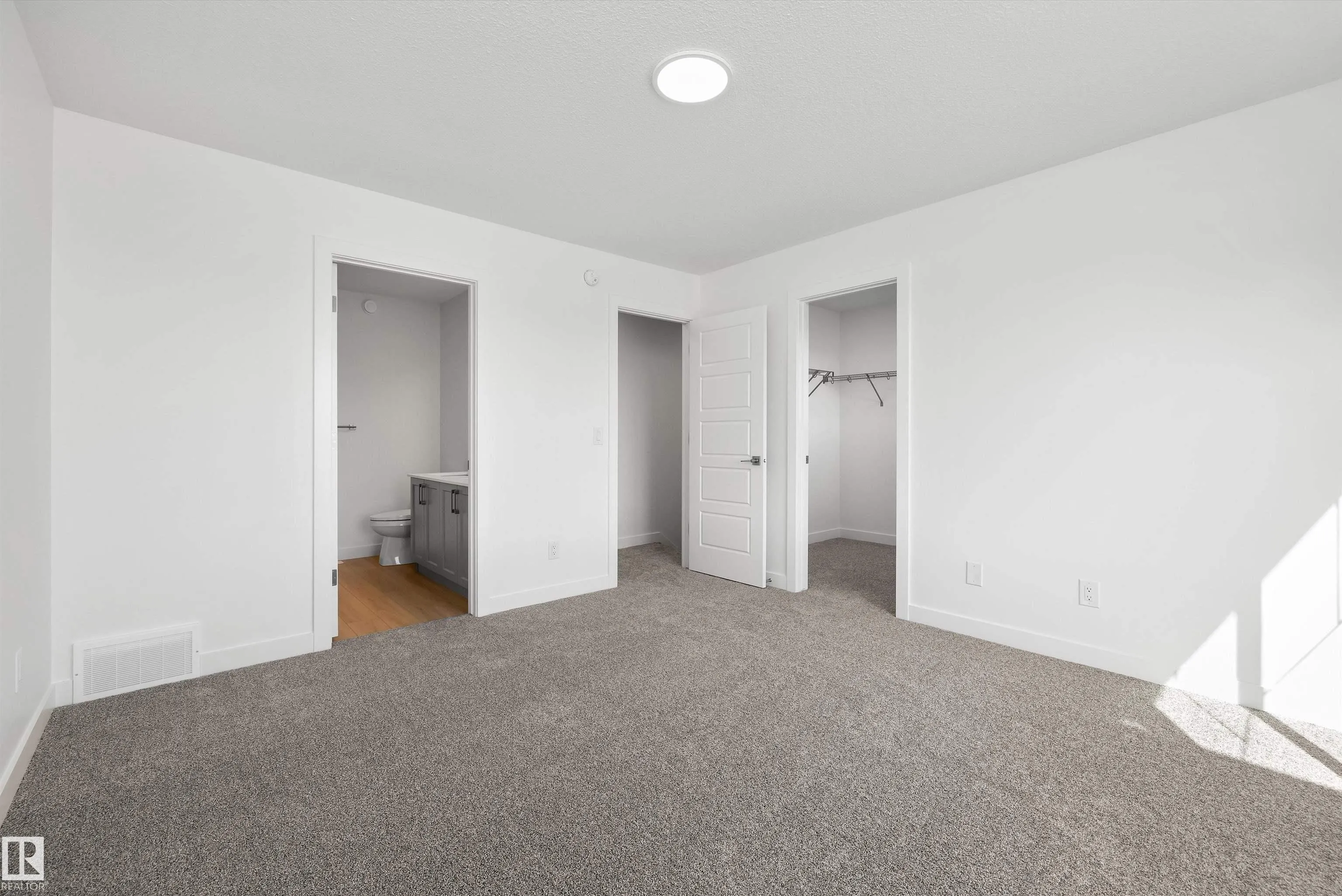 1044 CRISTALL Crescent
