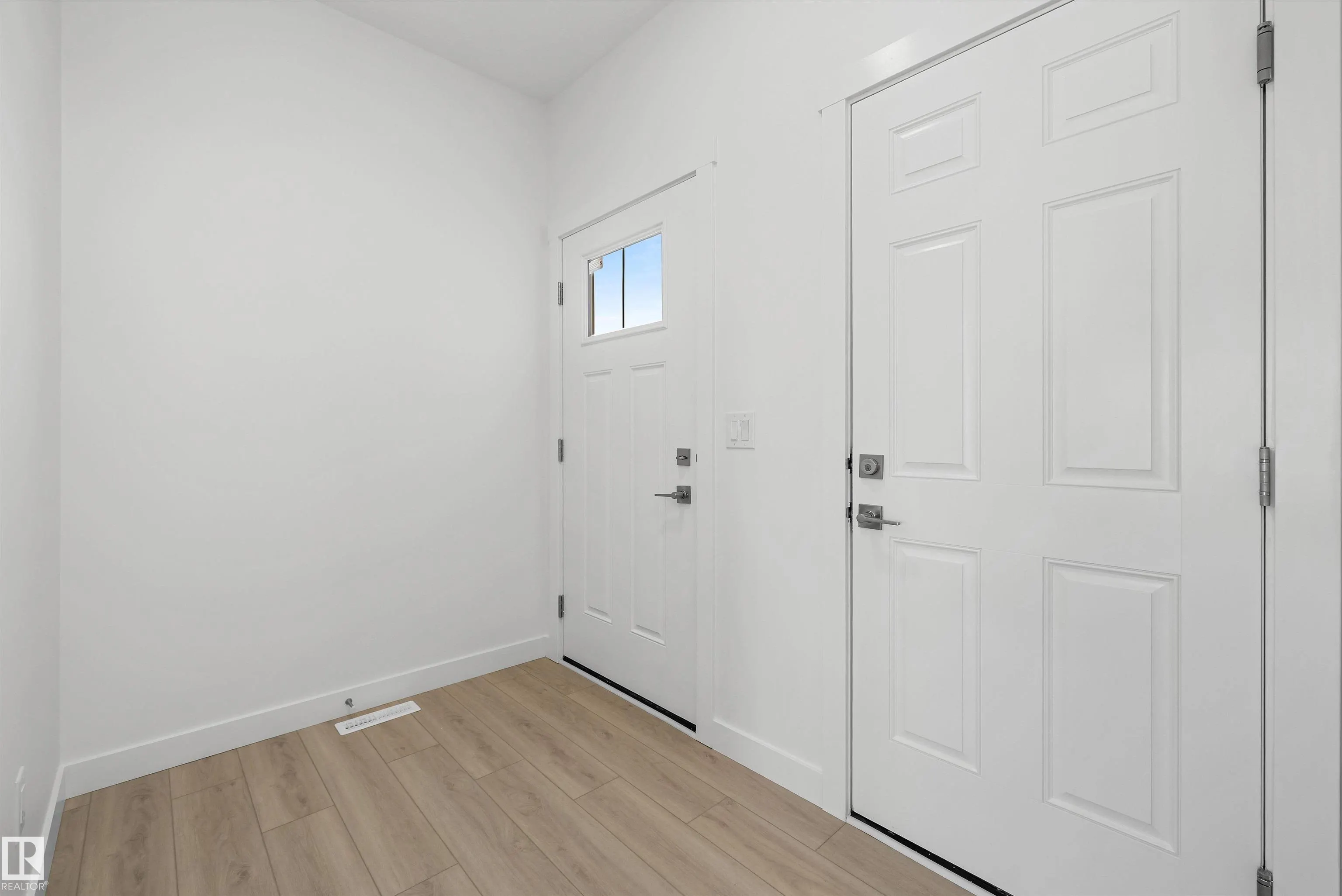 1044 CRISTALL Crescent