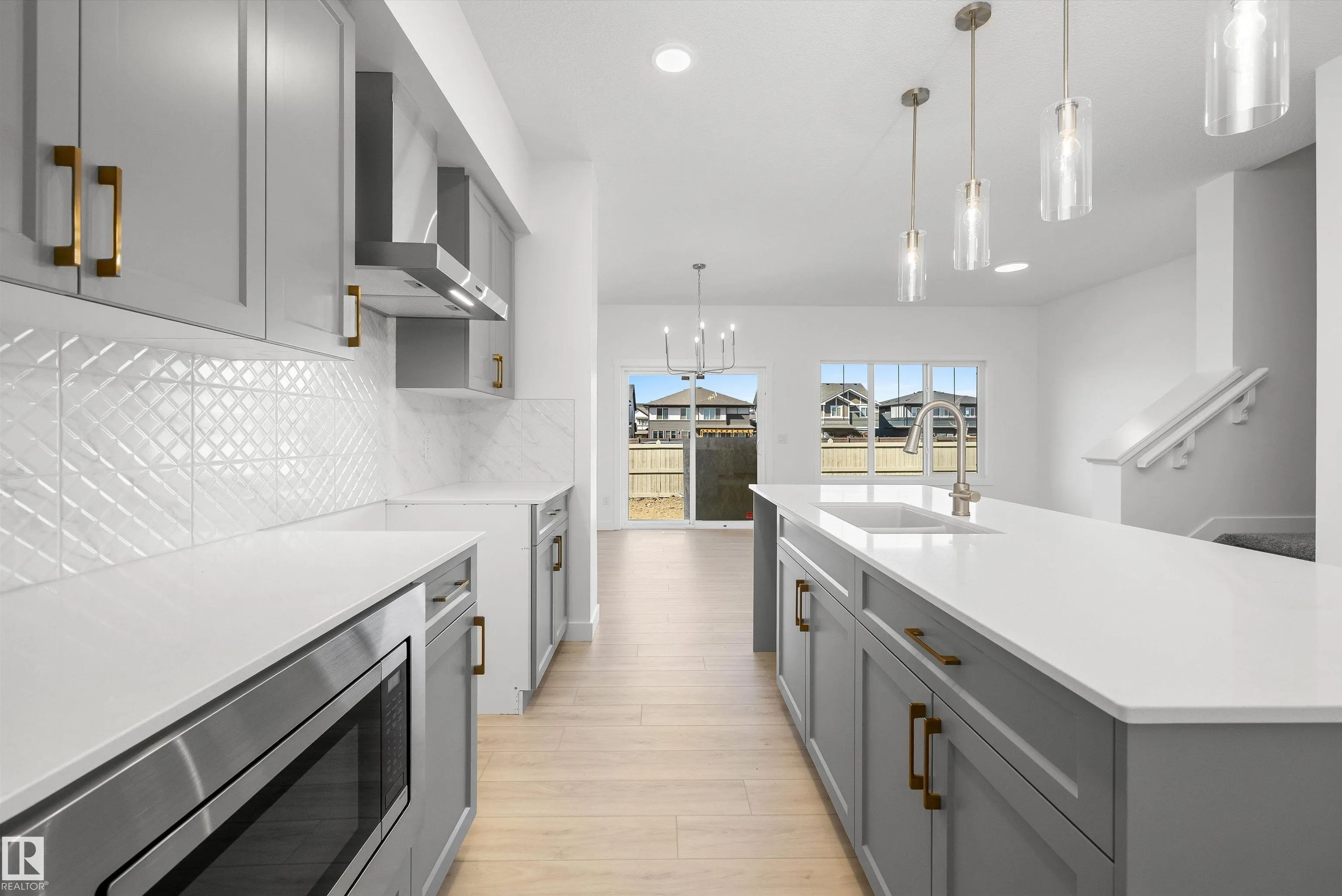 1044 CRISTALL Crescent