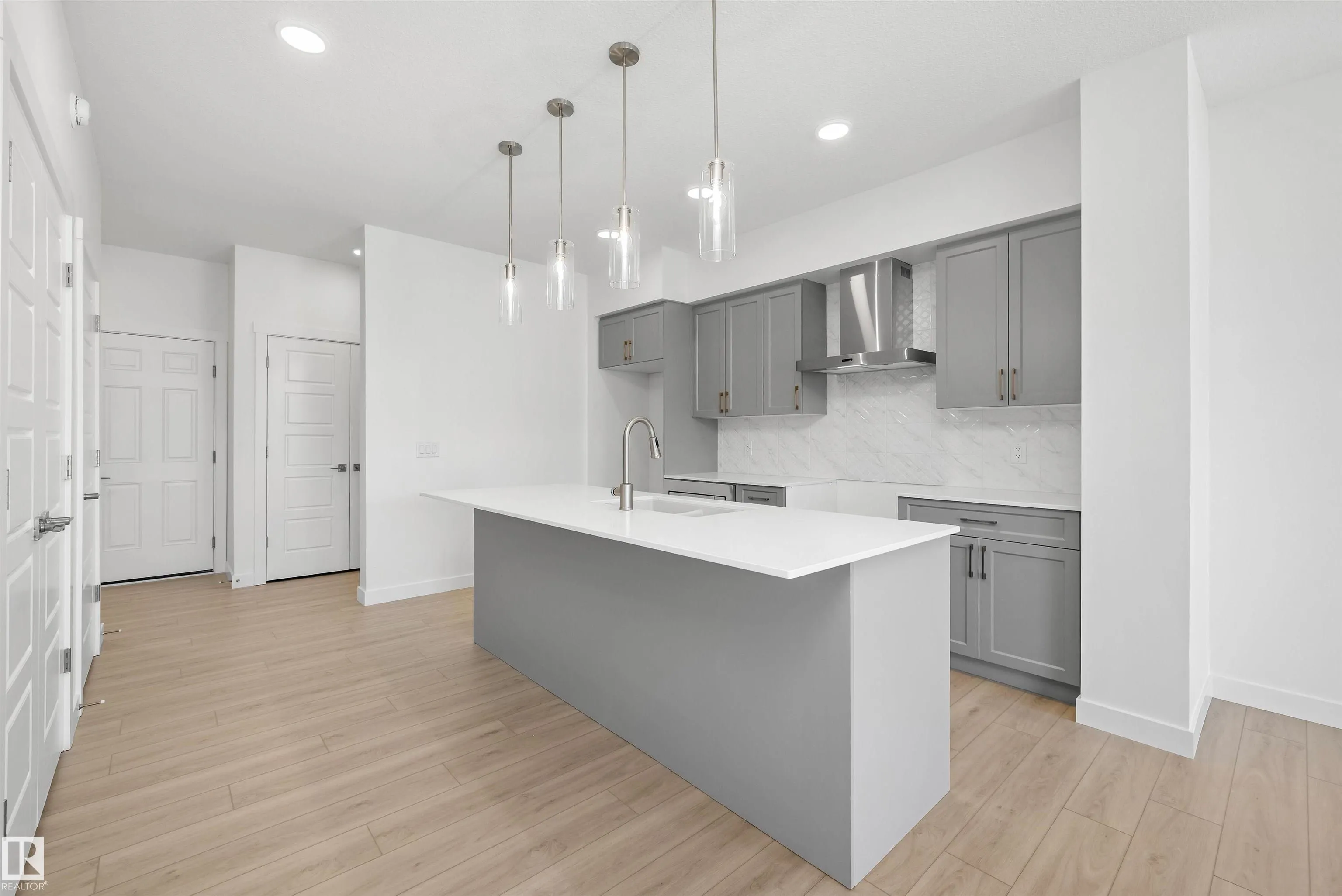 1044 CRISTALL Crescent